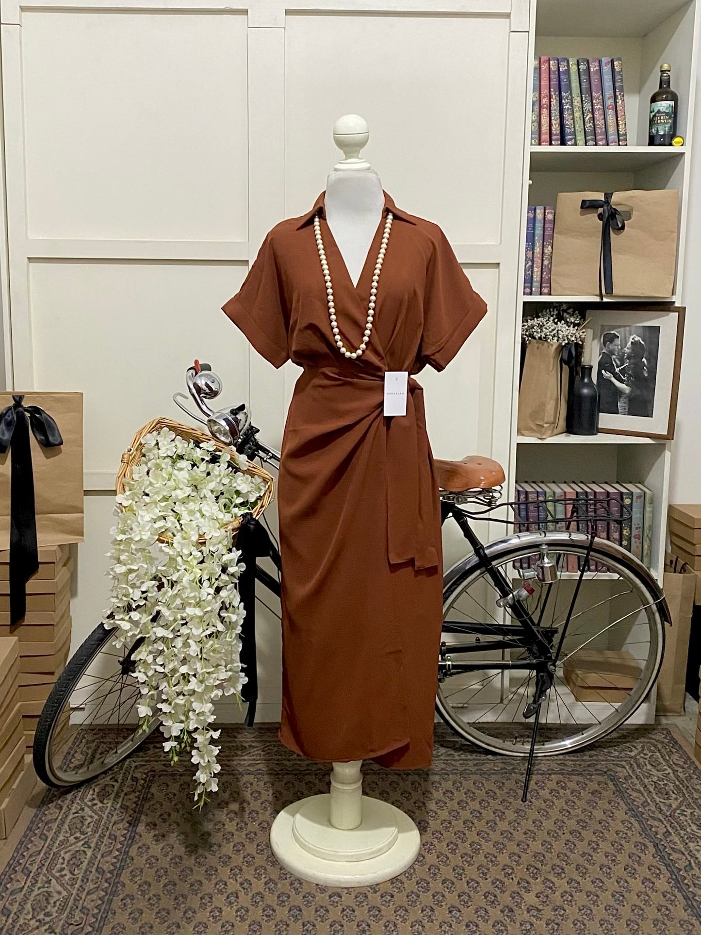 Martha, vestido midi recto envolvente marrón manga corta