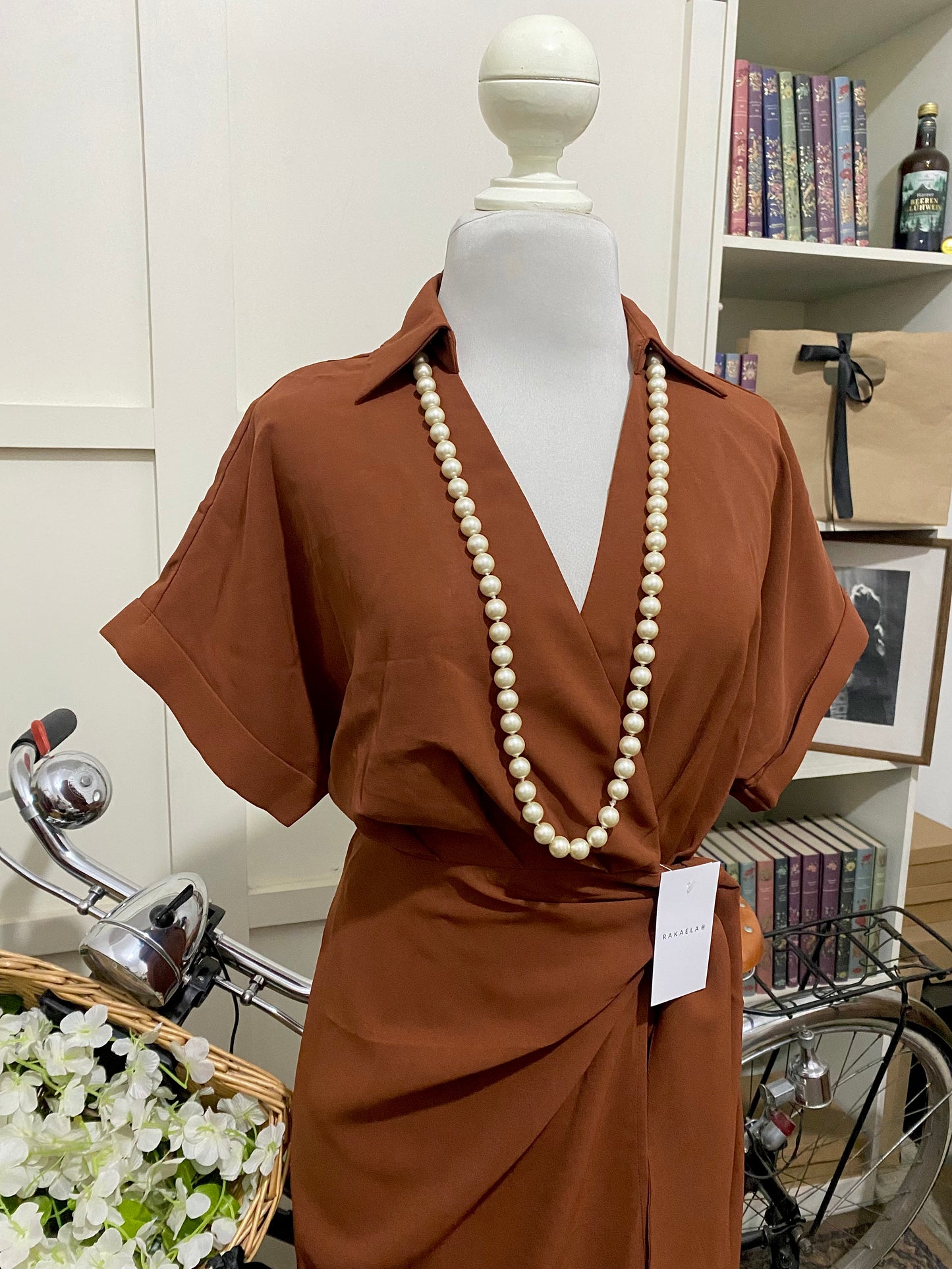 Martha, vestido midi recto envolvente marrón manga corta