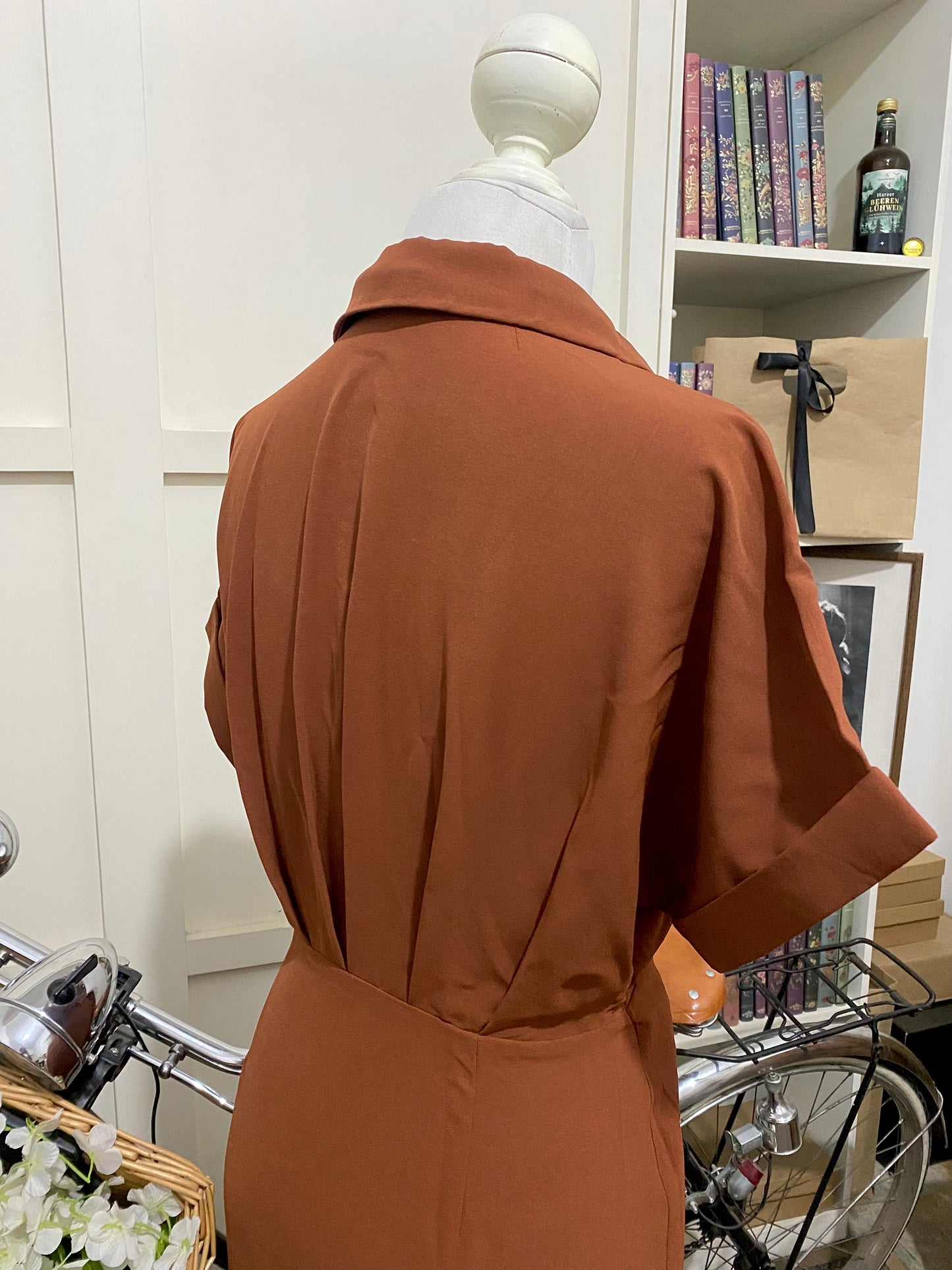 Martha, vestido midi recto envolvente marrón manga corta