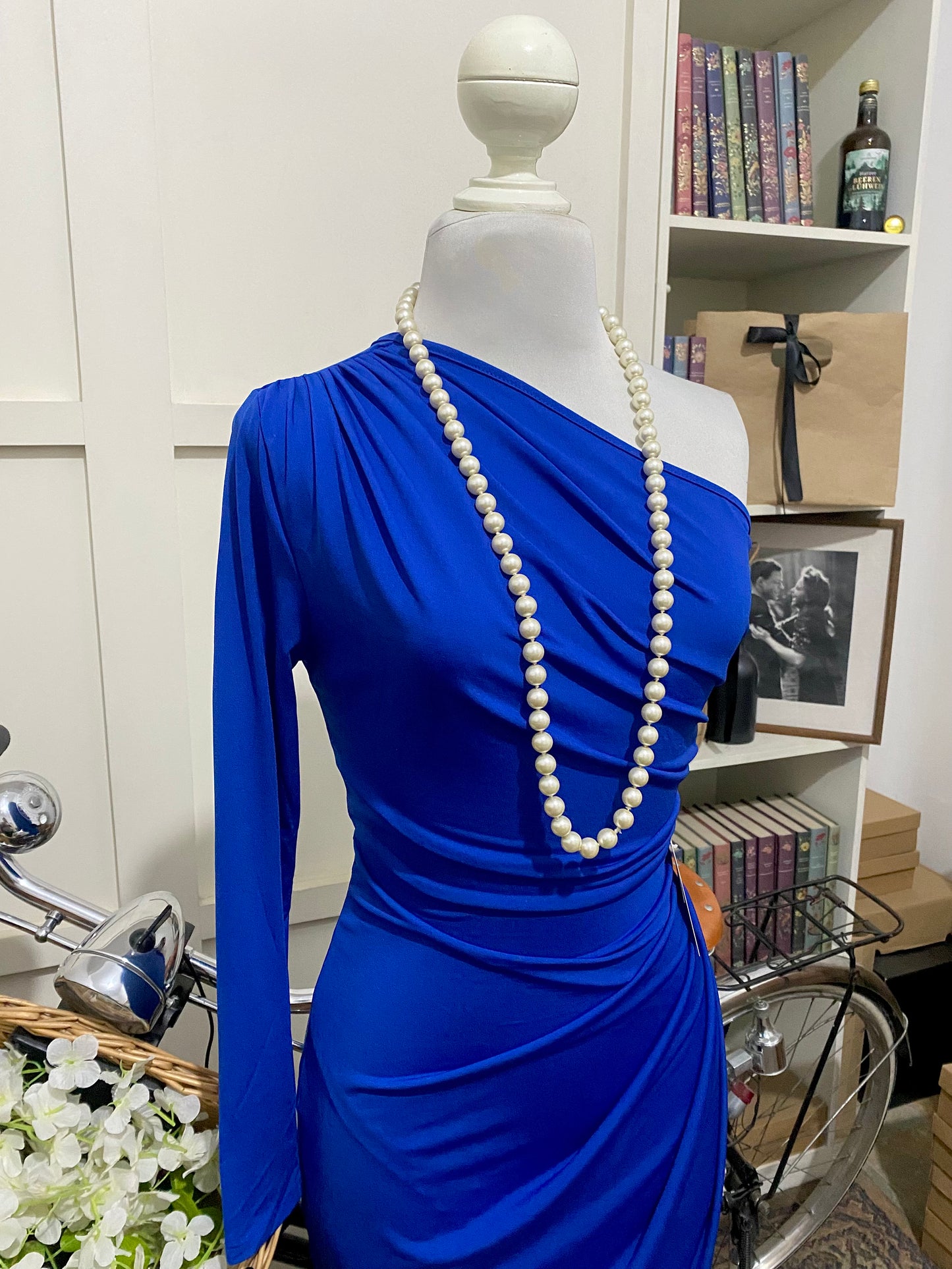 Isabel, vestido largo ajustado azul rey o real una manga larga