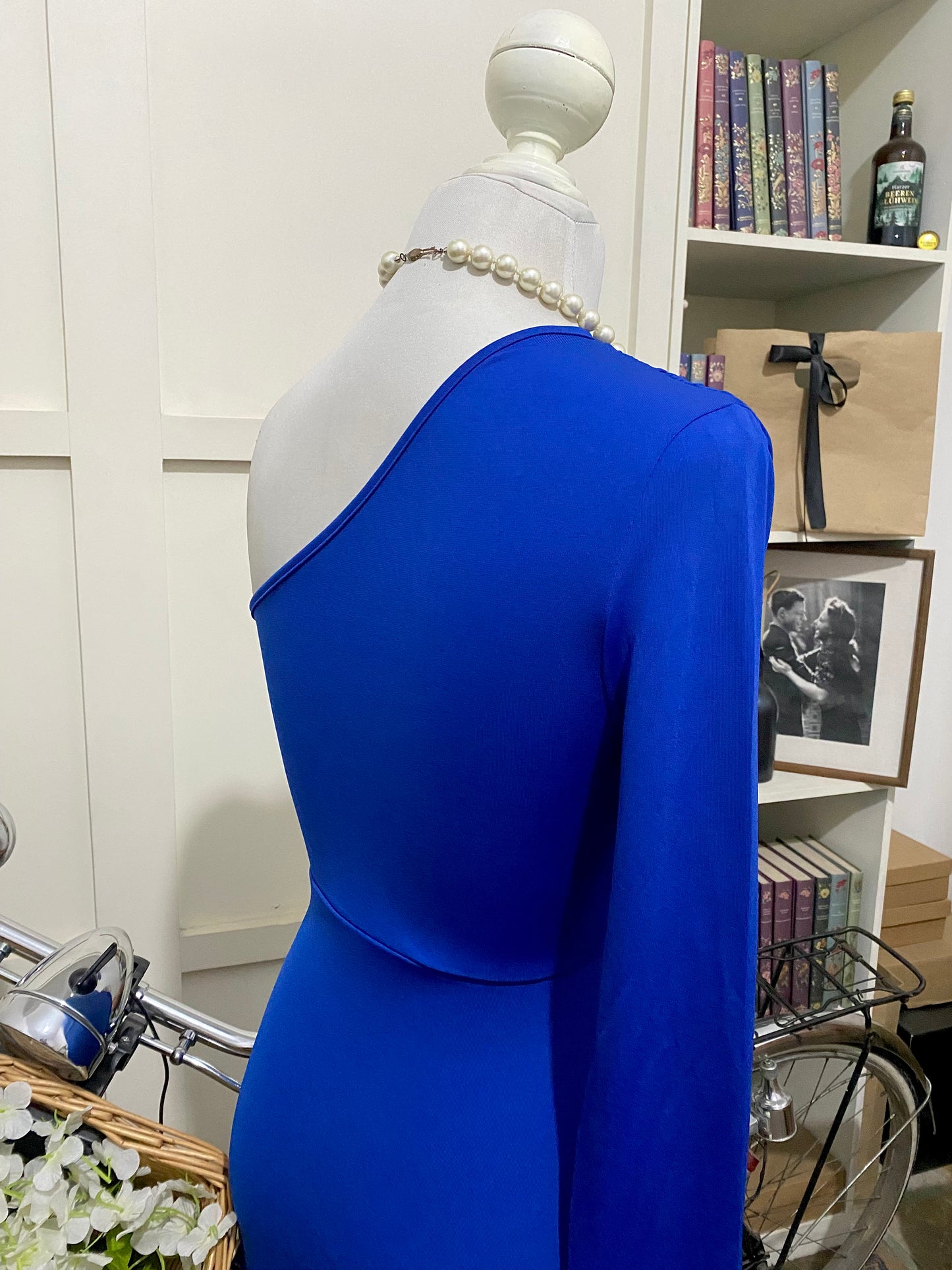 Isabel, vestido largo ajustado azul rey o real una manga larga