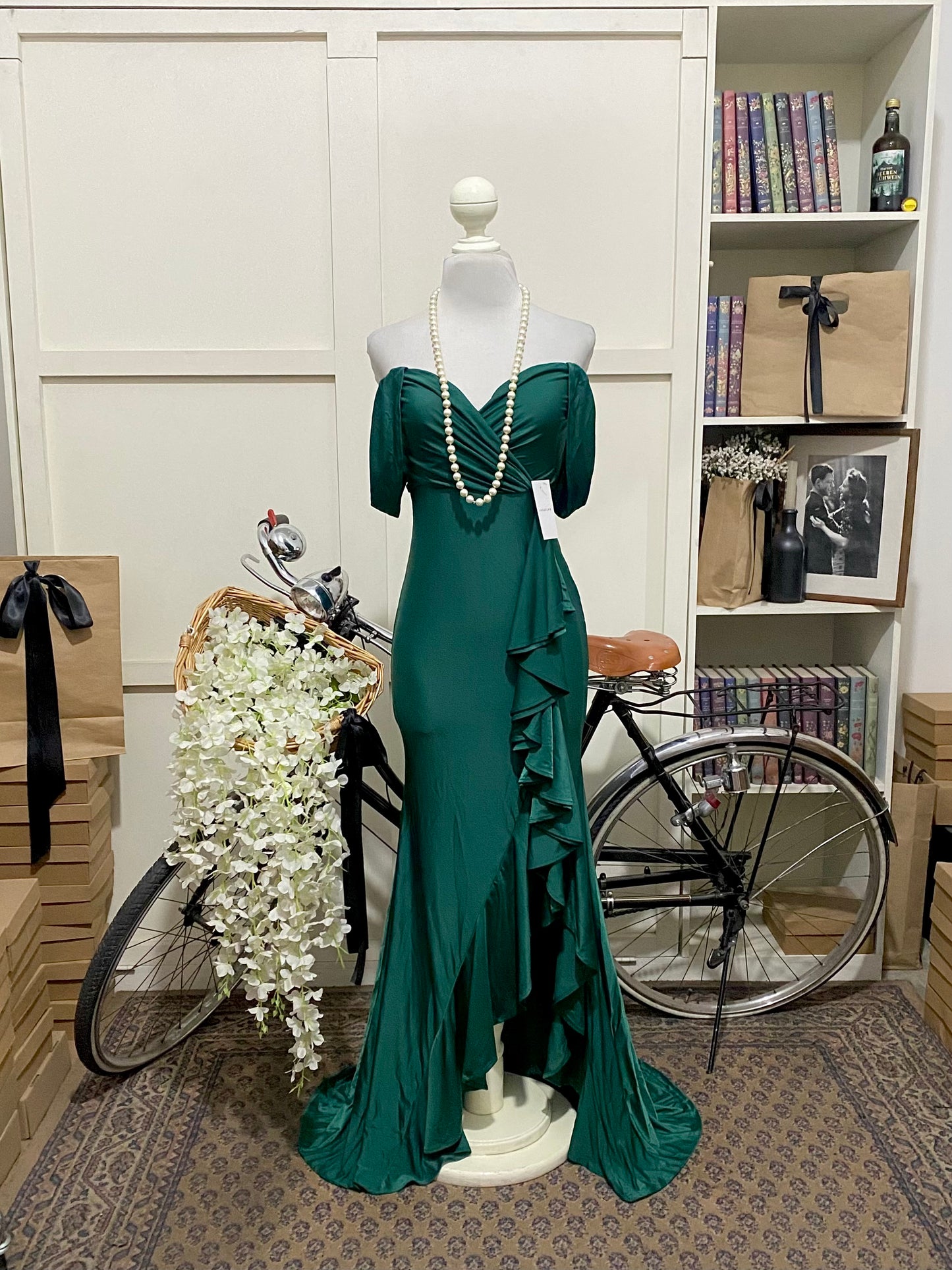 Isabela, vestido largo ajustado verde oscuro hombros descubiertos manga caída