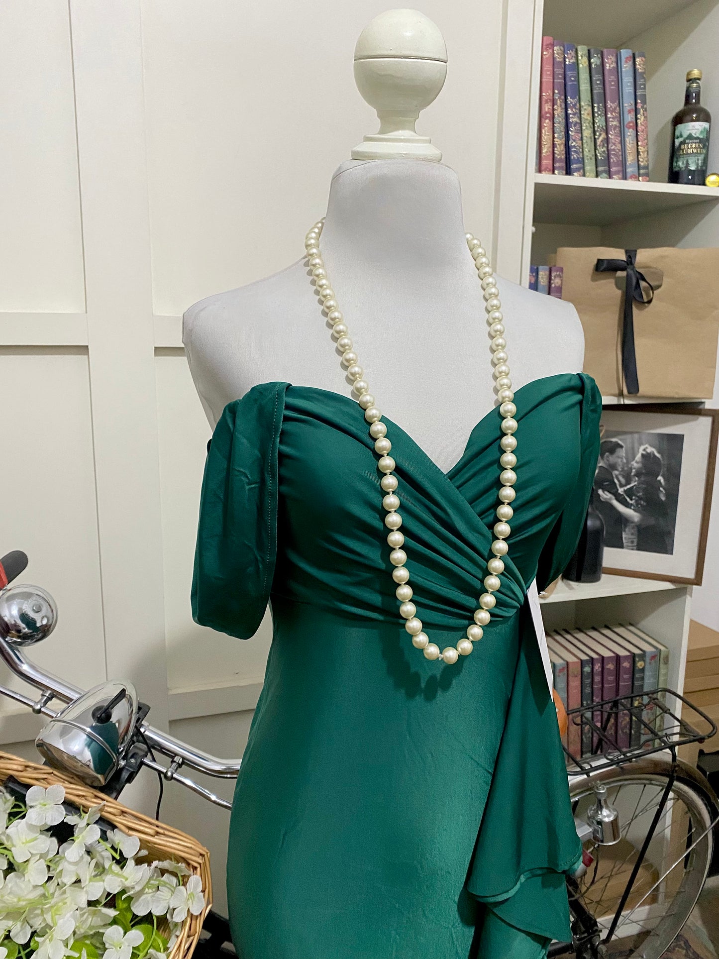 Isabela, vestido largo ajustado verde oscuro hombros descubiertos manga caída