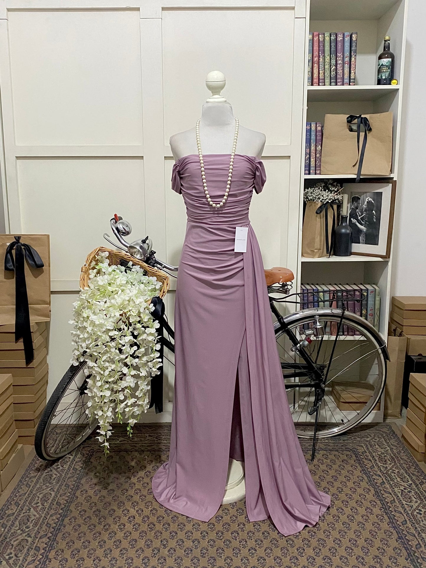 Marifer, vestido largo ajustado púrpura polvoriento hombros descubiertos manga caída