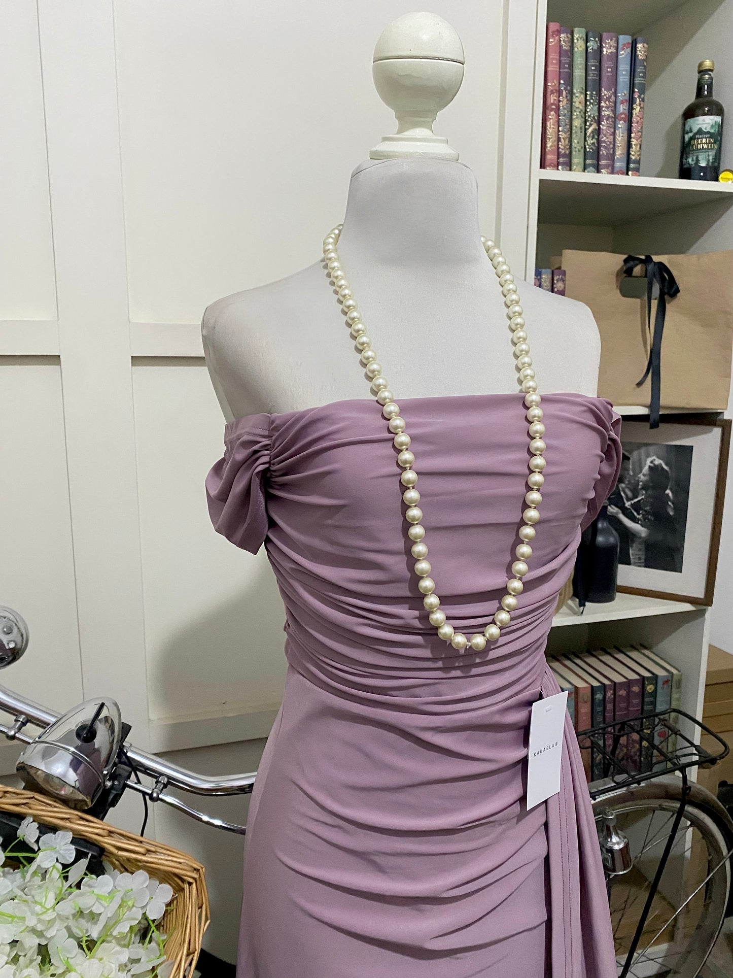 Marifer, vestido largo ajustado púrpura polvoriento hombros descubiertos manga caída