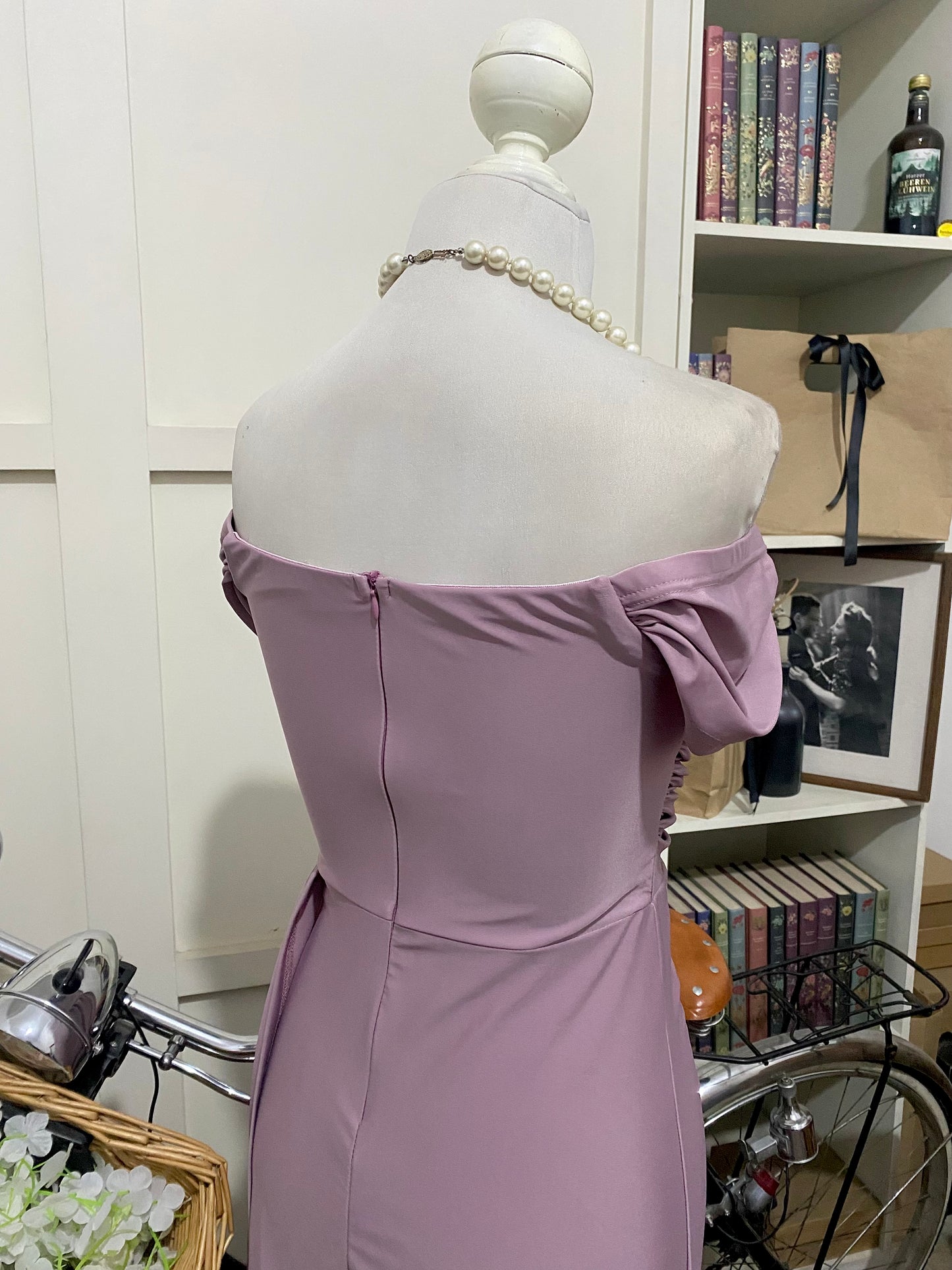 Marifer, vestido largo ajustado púrpura polvoriento hombros descubiertos manga caída