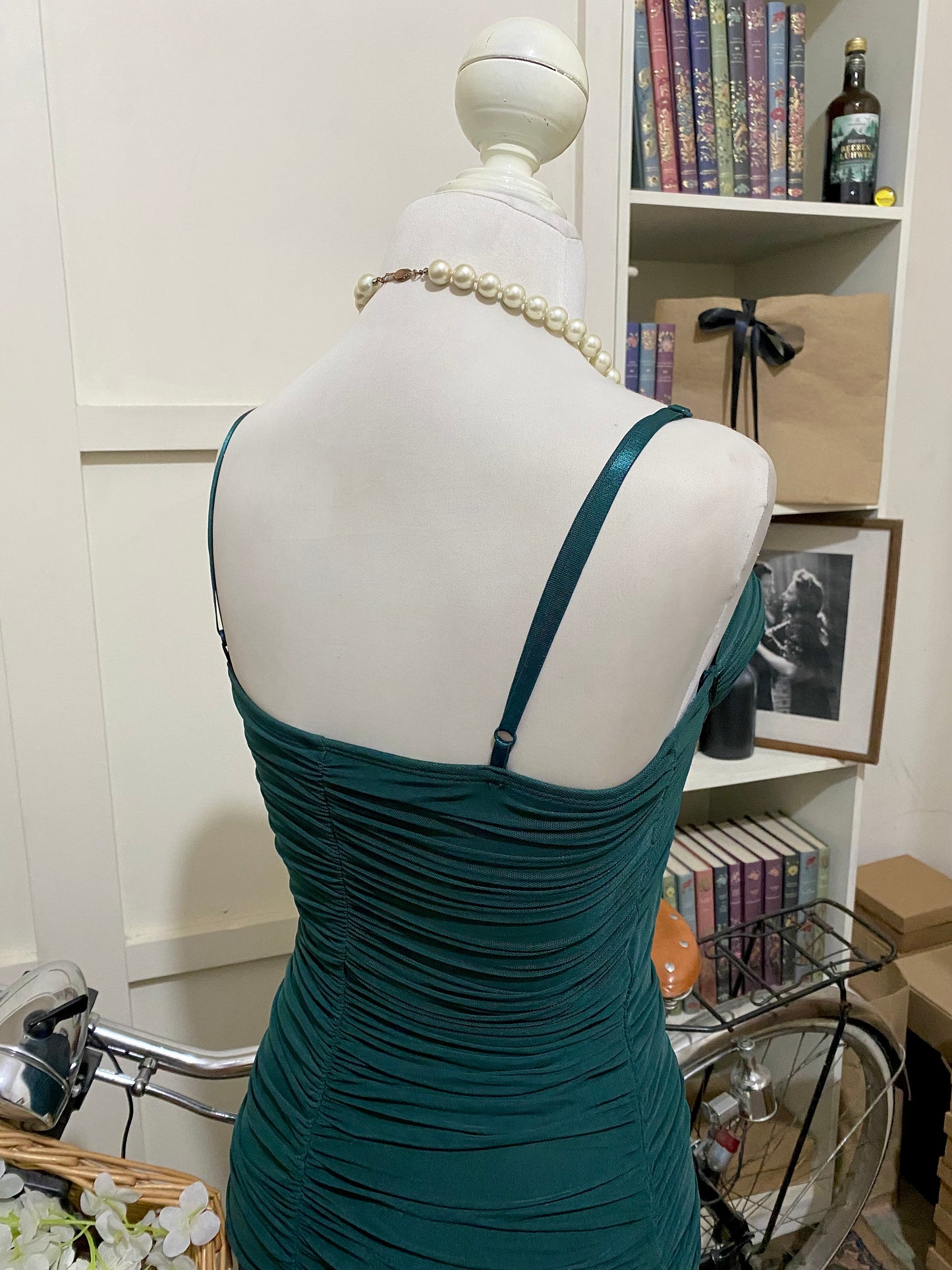 Vestido midi ajustado verde oscuro tirantes
