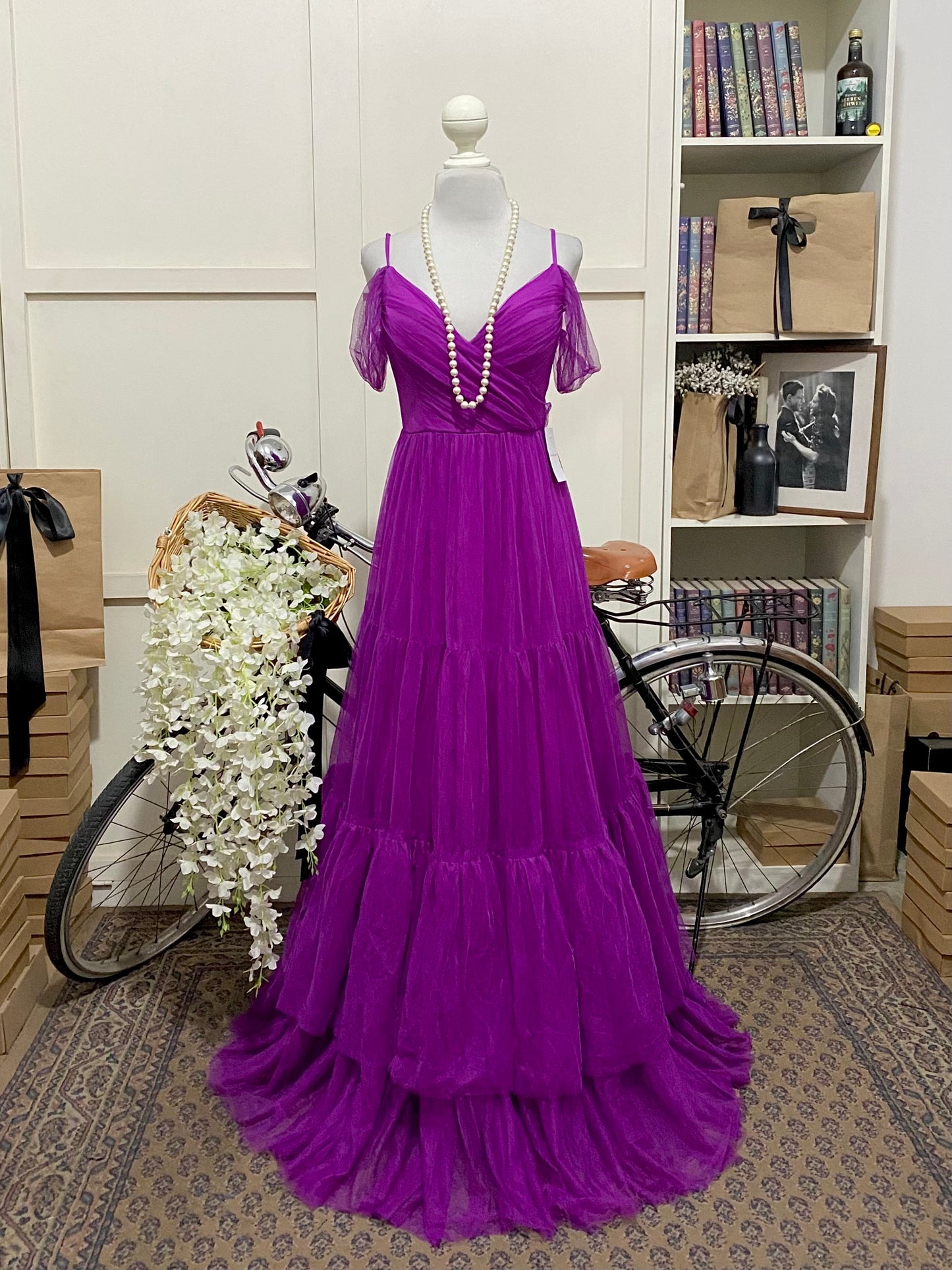 Gabriela, vestido largo línea A magenta tirantes manga caída