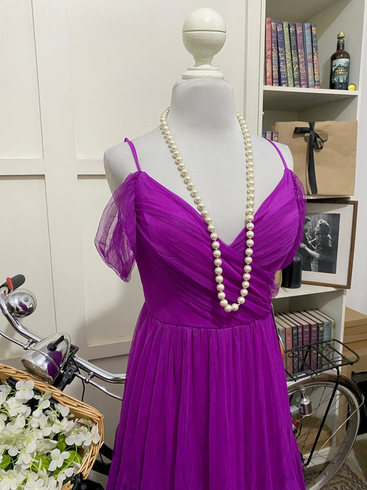 Gabriela, vestido largo línea A magenta tirantes manga caída