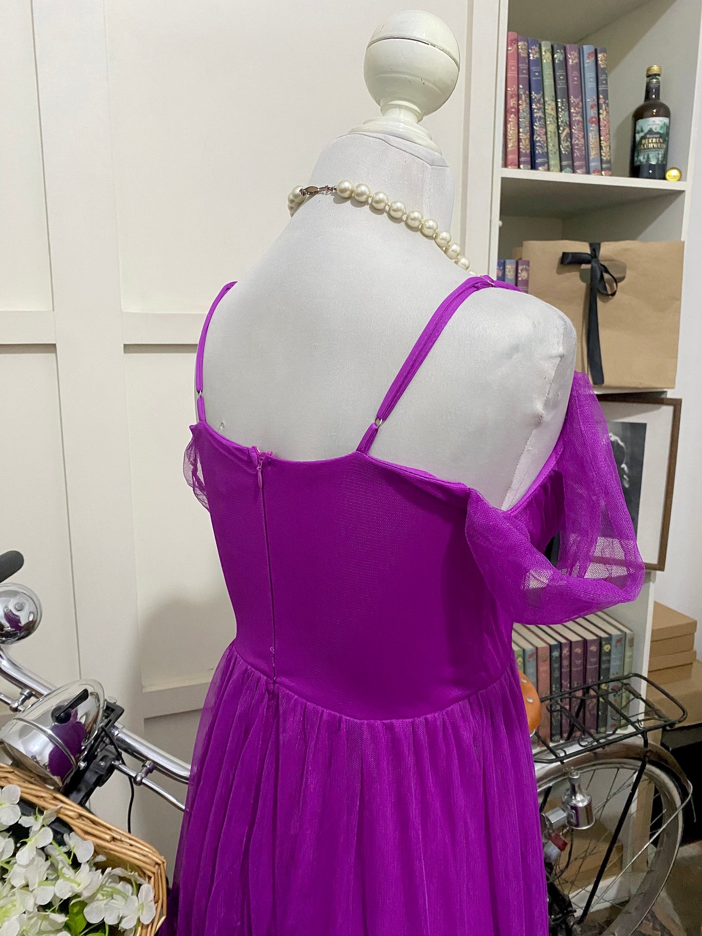 Gabriela, vestido largo línea A magenta tirantes manga caída