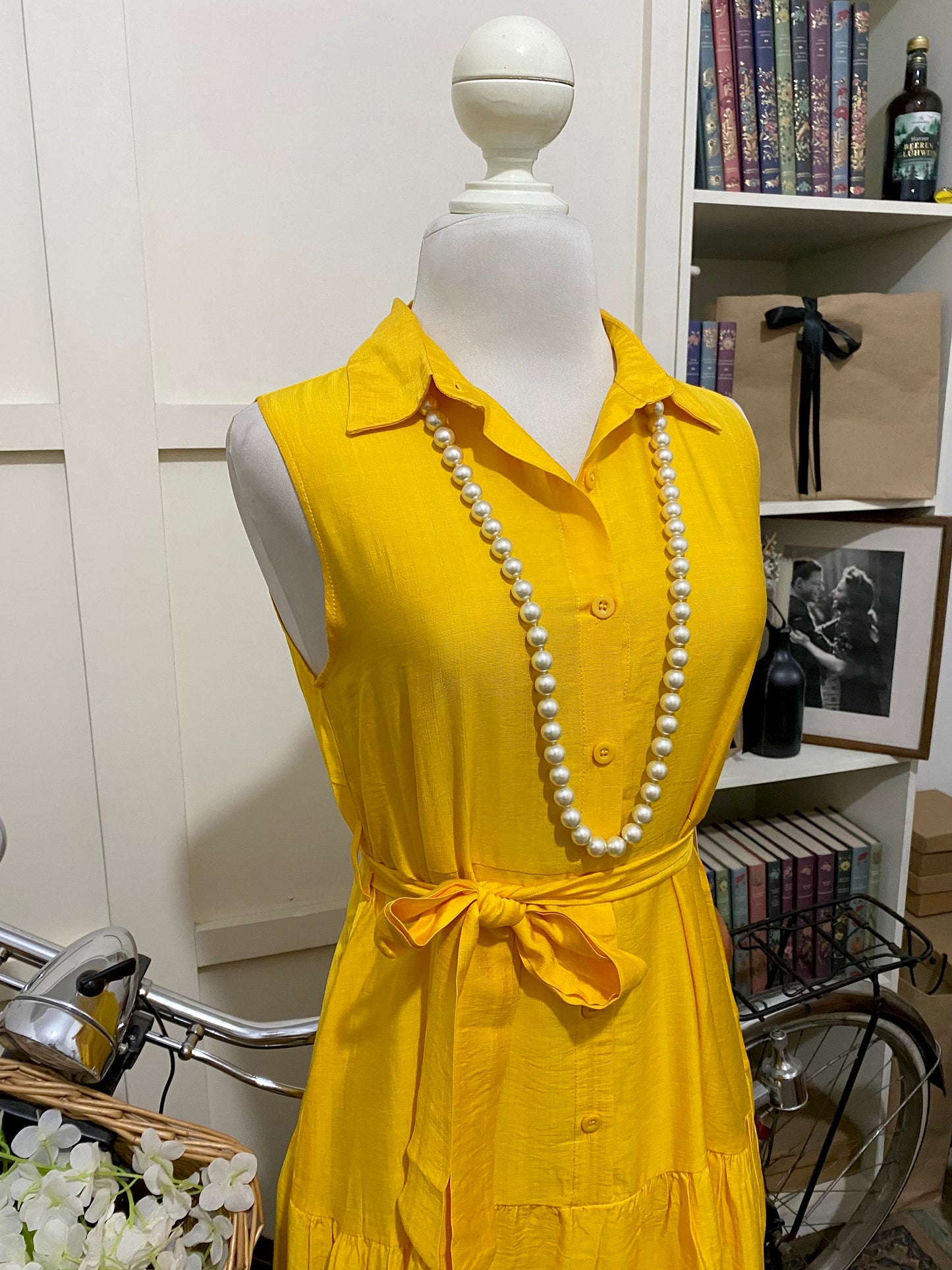 Vestido midi línea A amarillo sin manga