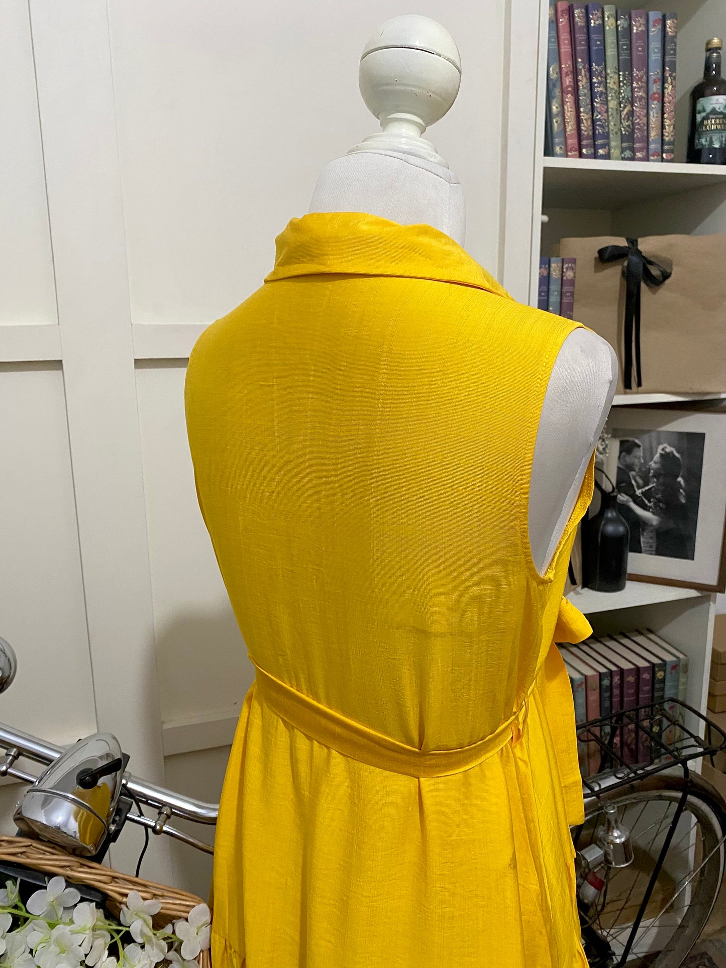 Vestido midi línea A amarillo sin manga
