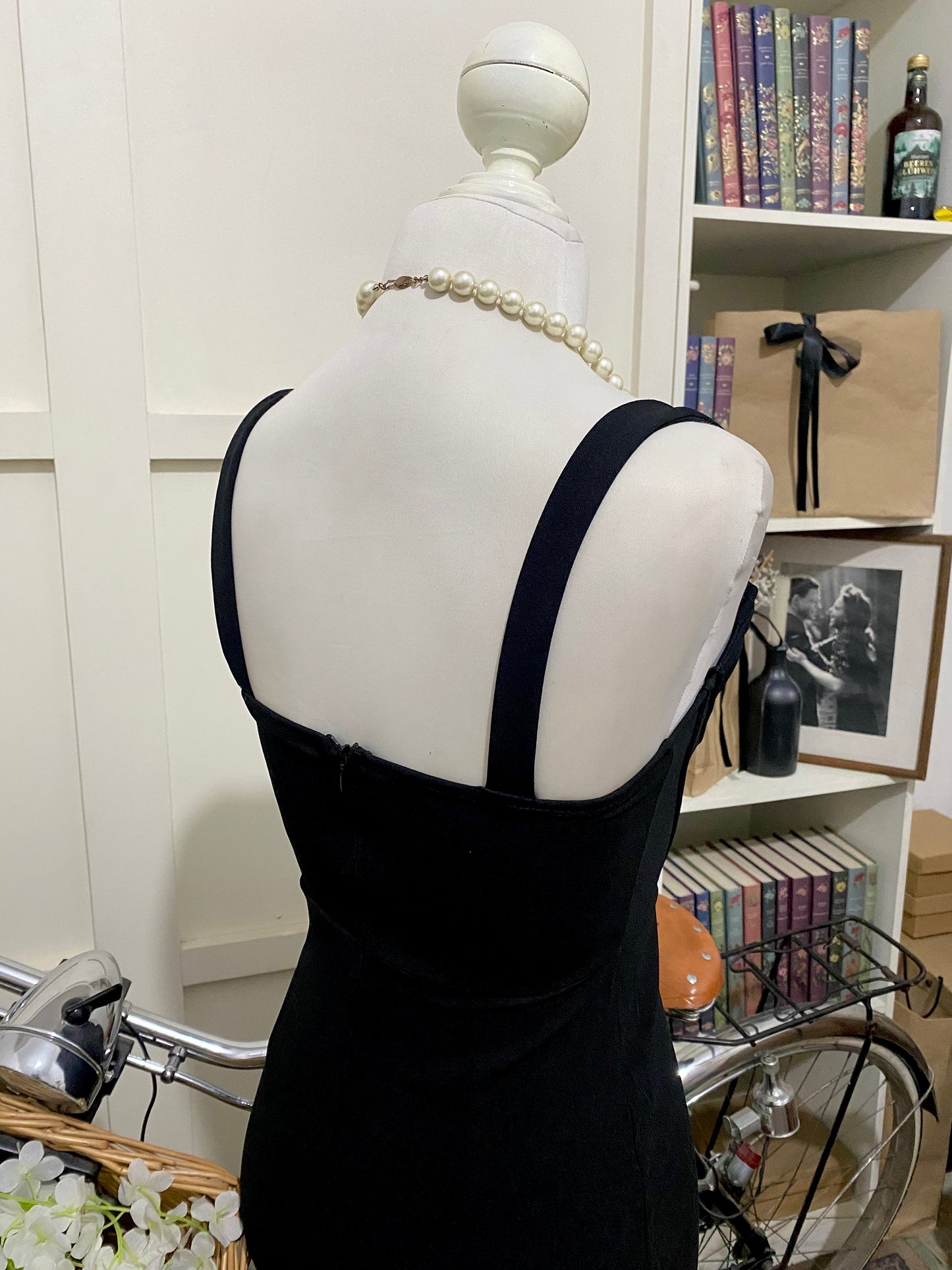 Vestido midi ajustado negro tirantes