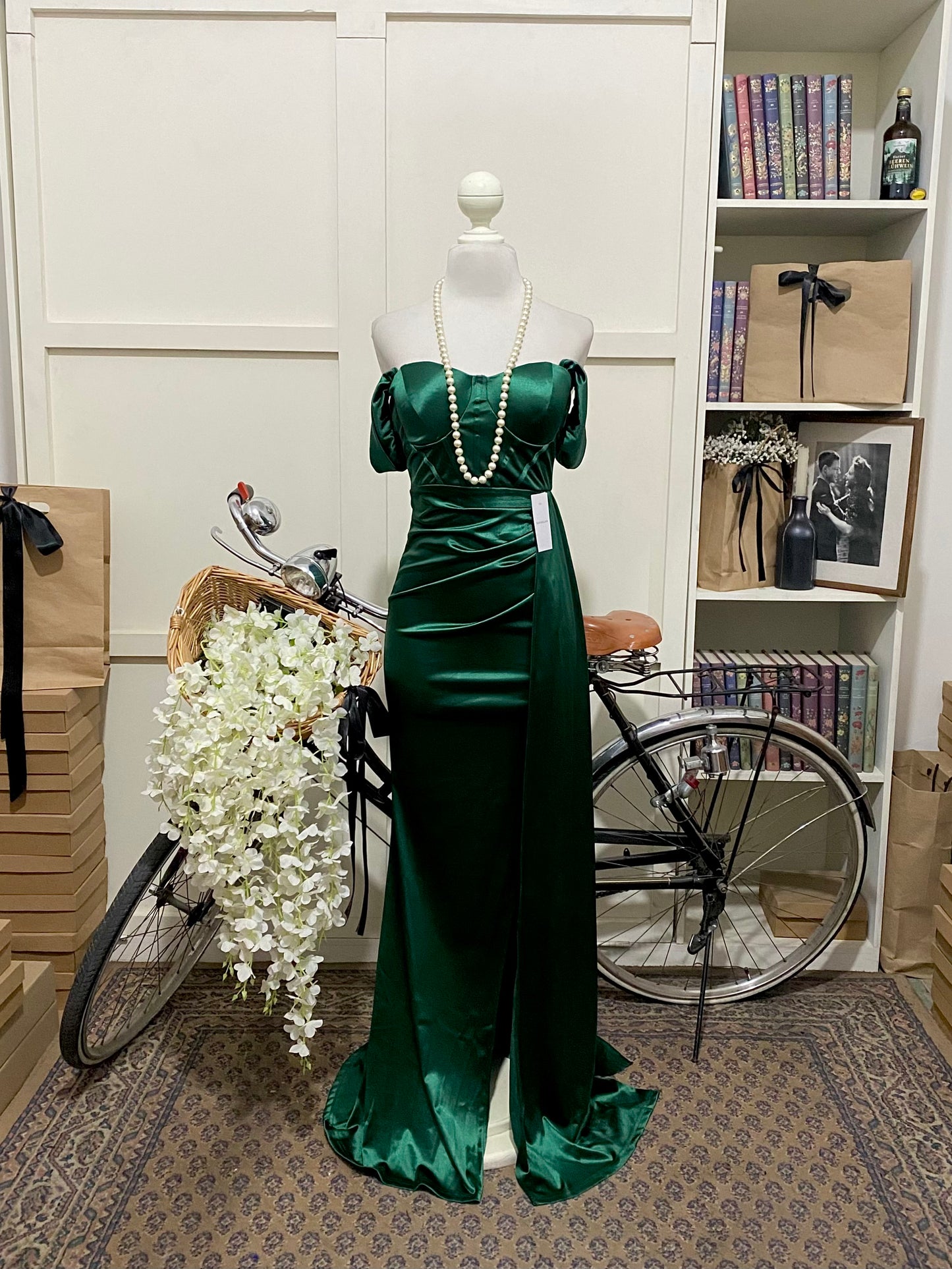 Vestido largo ajustado verde oscuro hombros descubiertos manga caída