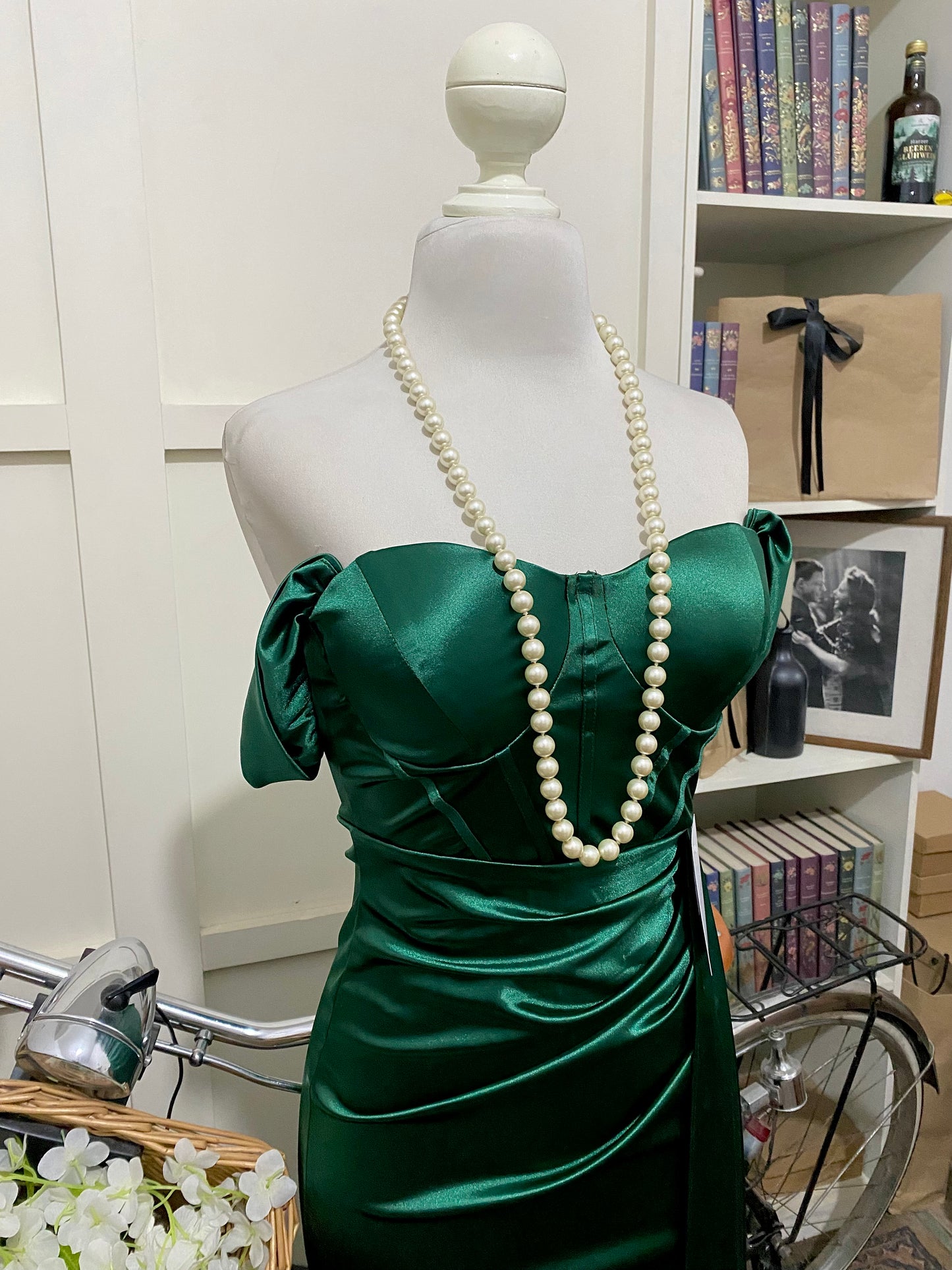 Vestido largo ajustado verde oscuro hombros descubiertos manga caída