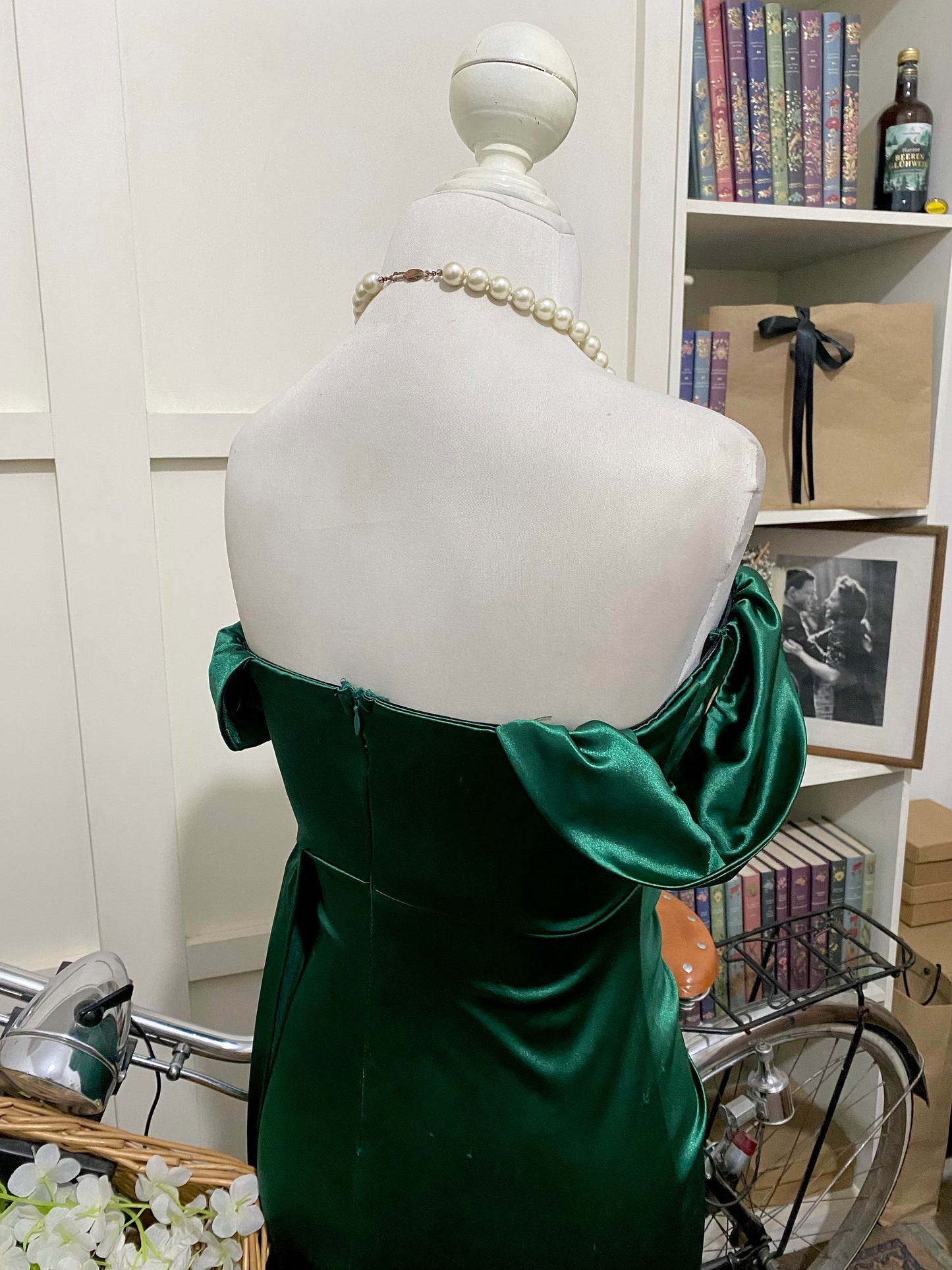 Vestido largo ajustado verde oscuro hombros descubiertos manga caída