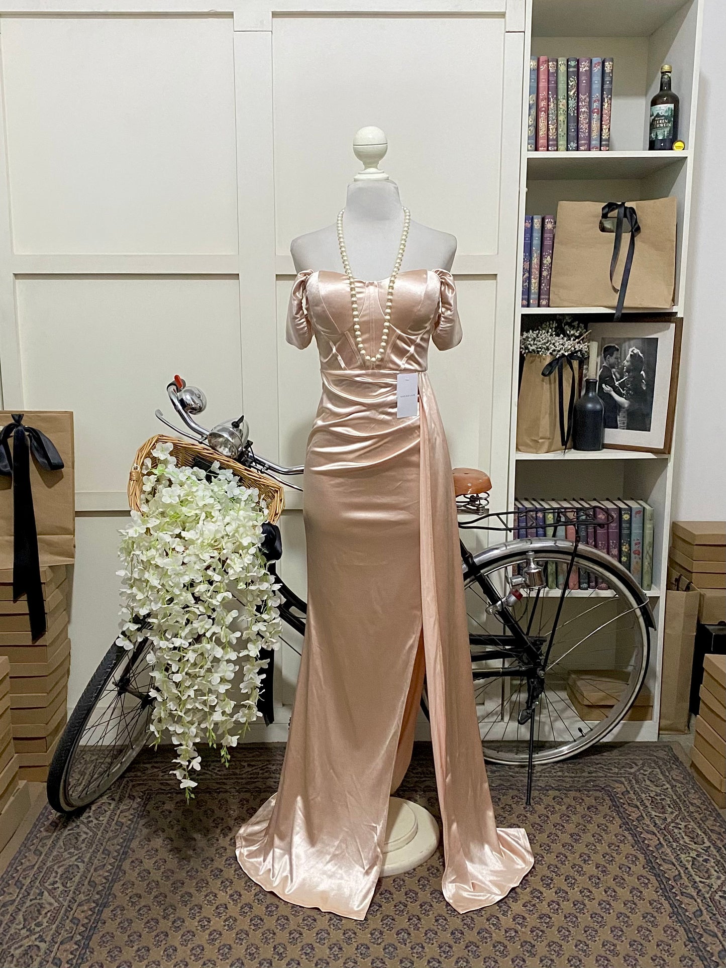 Cayetana, vestido largo ajustado champán hombros descubiertos manga caída