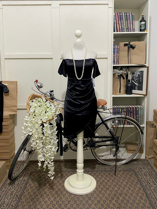 Vestido corto ajustado negro hombros descubiertos manga caída