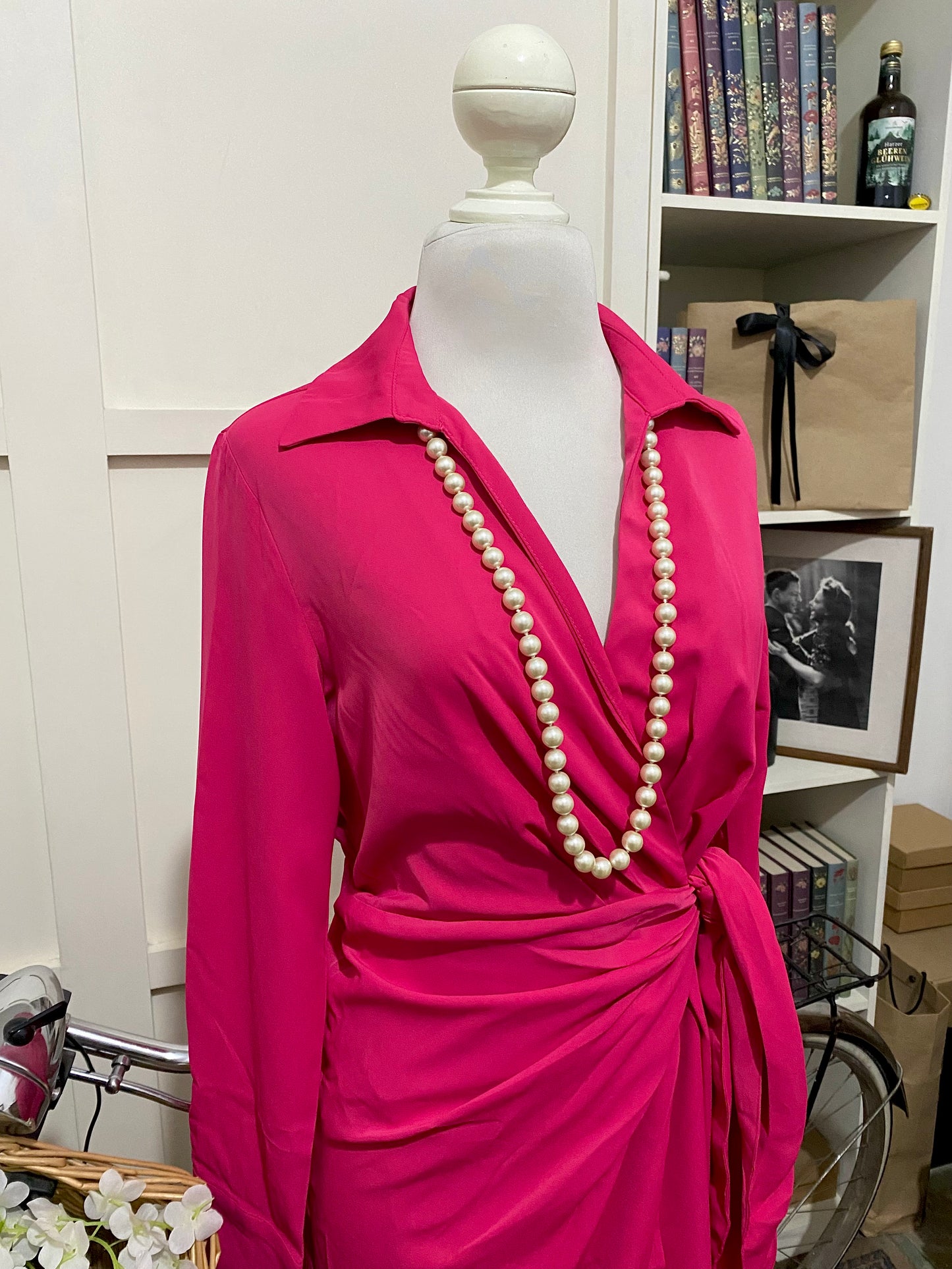 Vestido corto recto envolvente fucsia manga larga