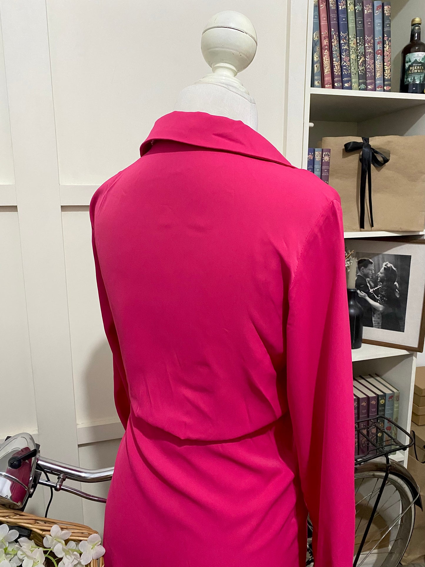 Vestido corto recto envolvente fucsia manga larga