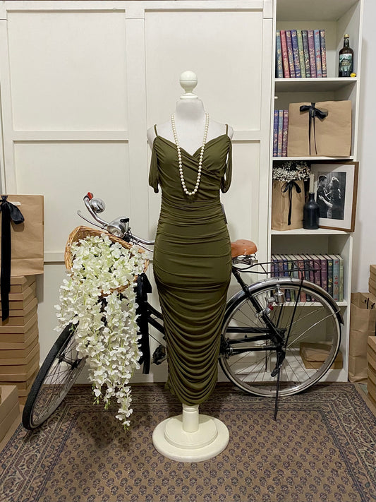 Vestido midi ajustado verde militar tirantes manga caída