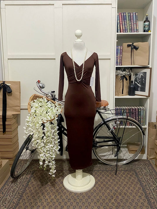 Vestido midi ajustado café oscuro manga larga