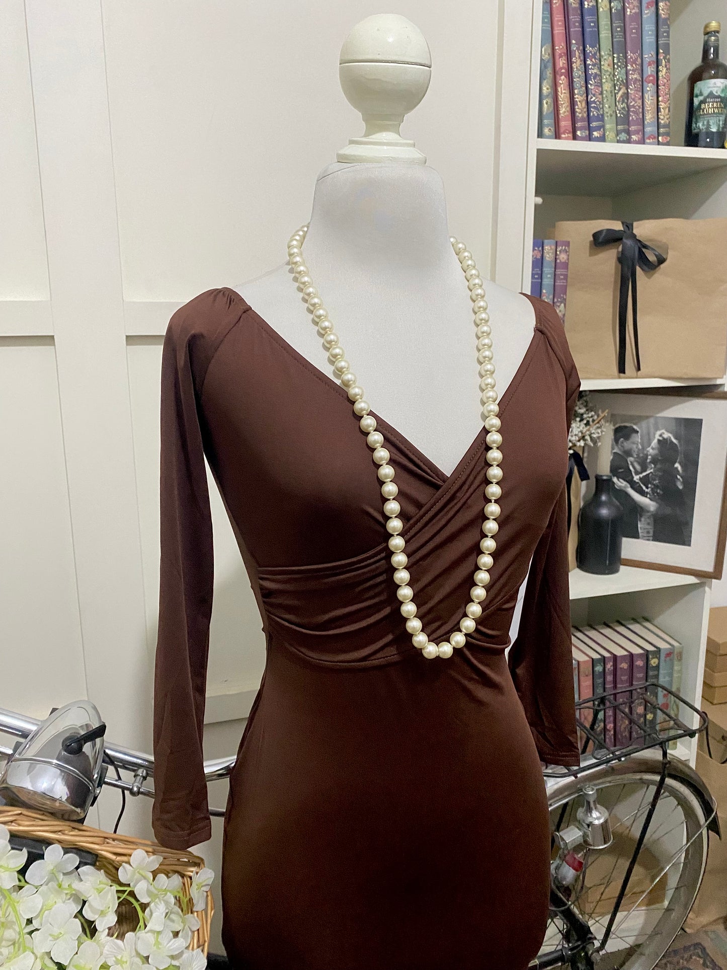 Vestido midi ajustado café oscuro manga larga
