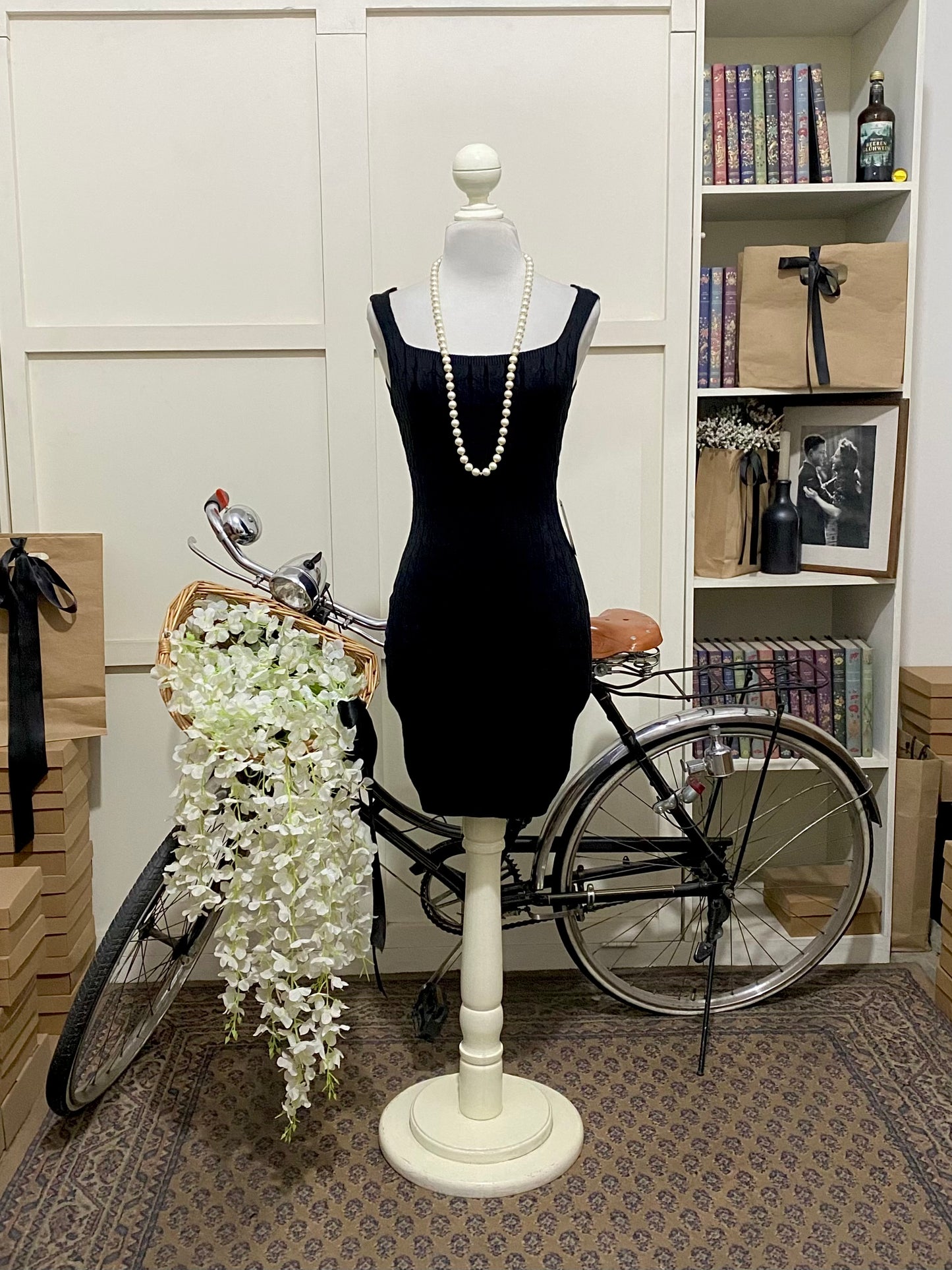 Clara, vestido corto ajustado negro tirantes