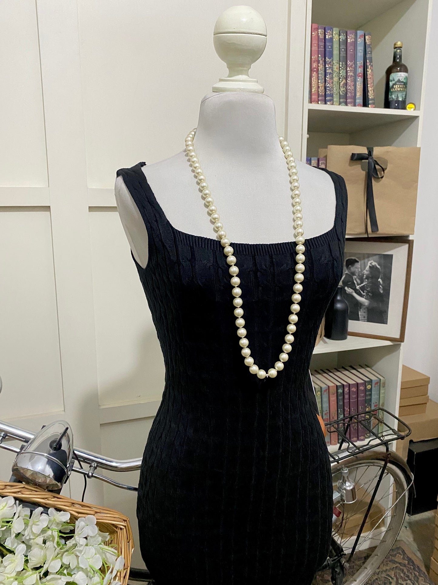 Clara, vestido corto ajustado negro tirantes