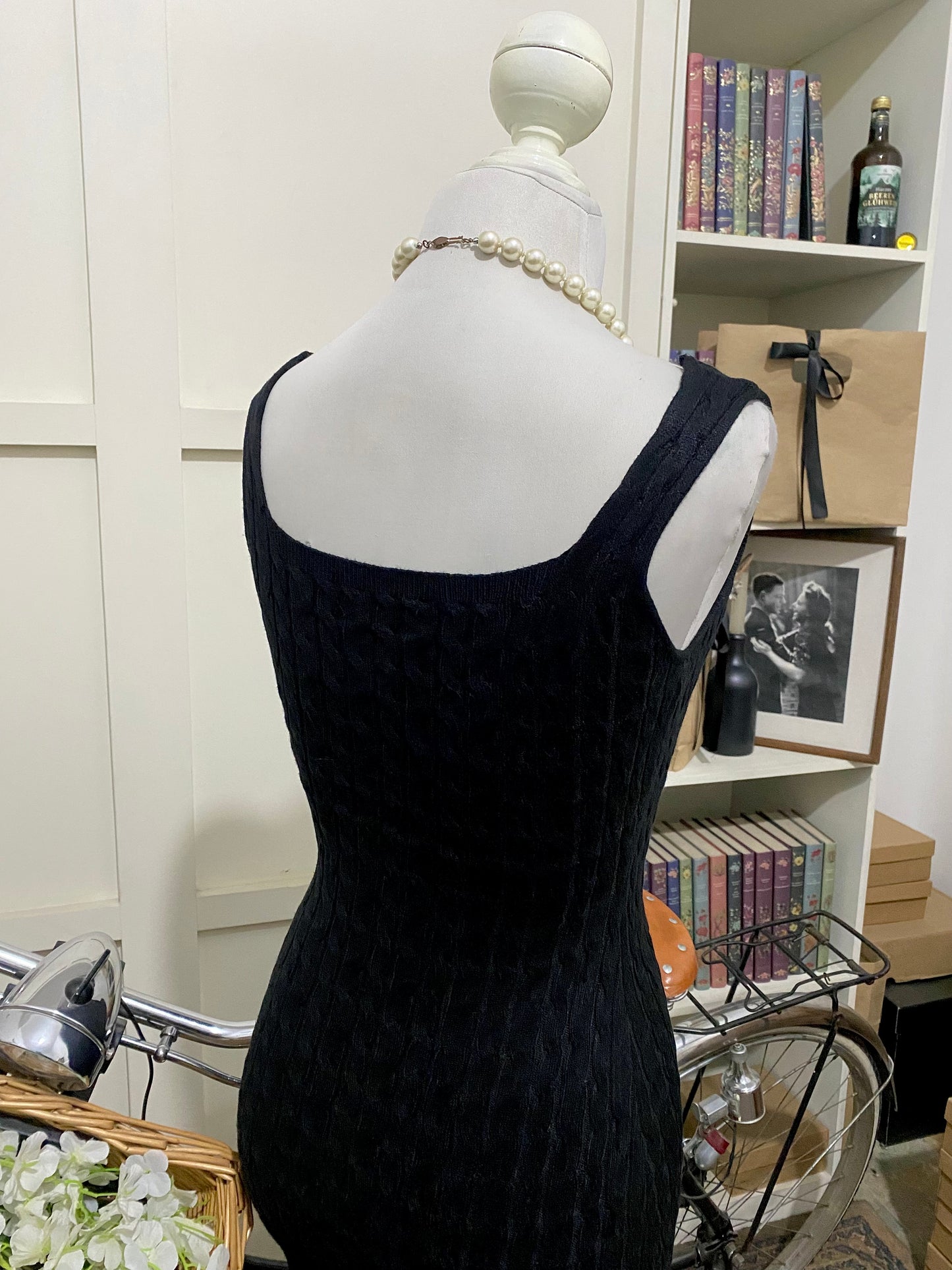 Clara, vestido corto ajustado negro tirantes