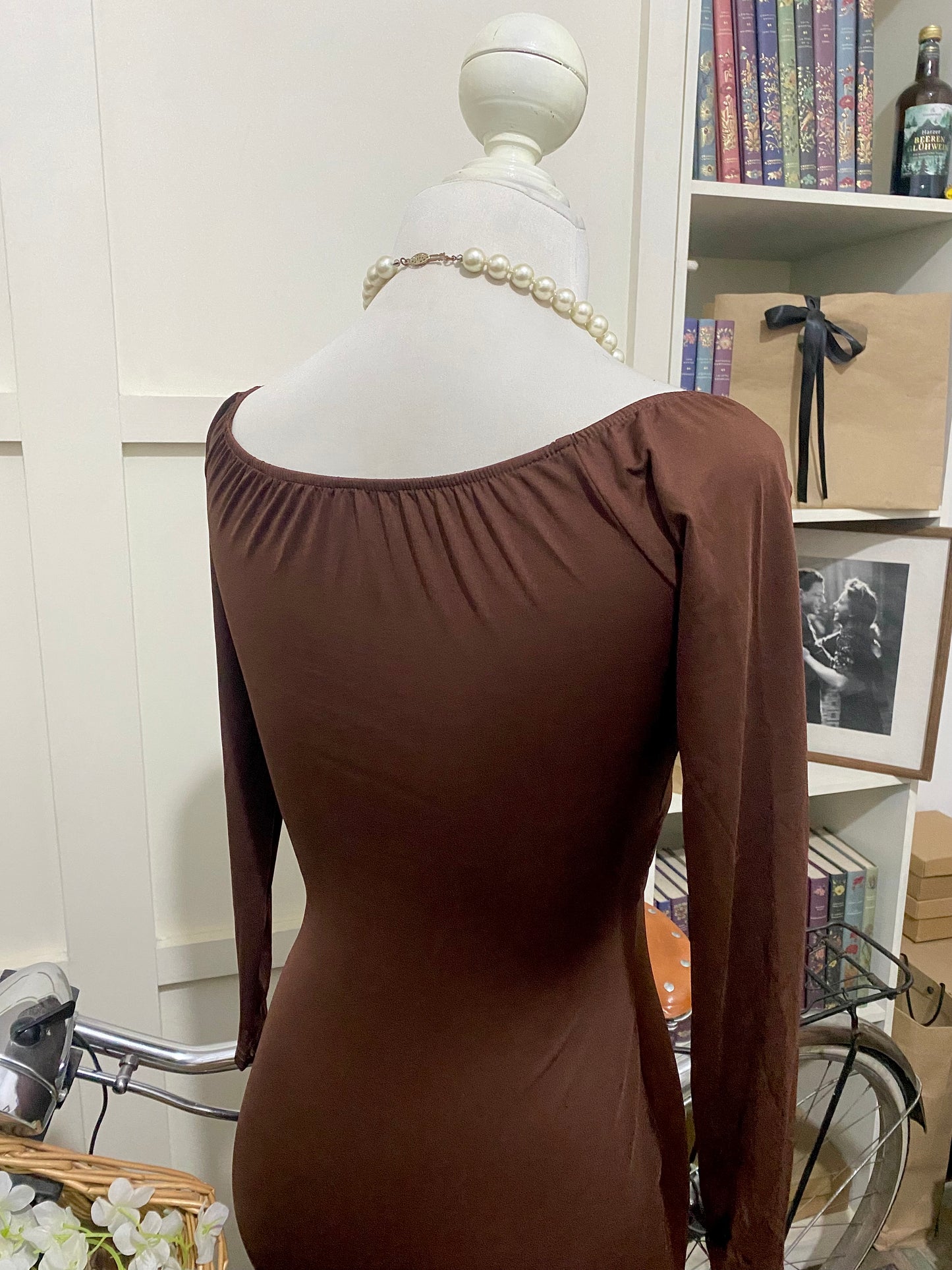 Vestido midi ajustado café oscuro manga larga
