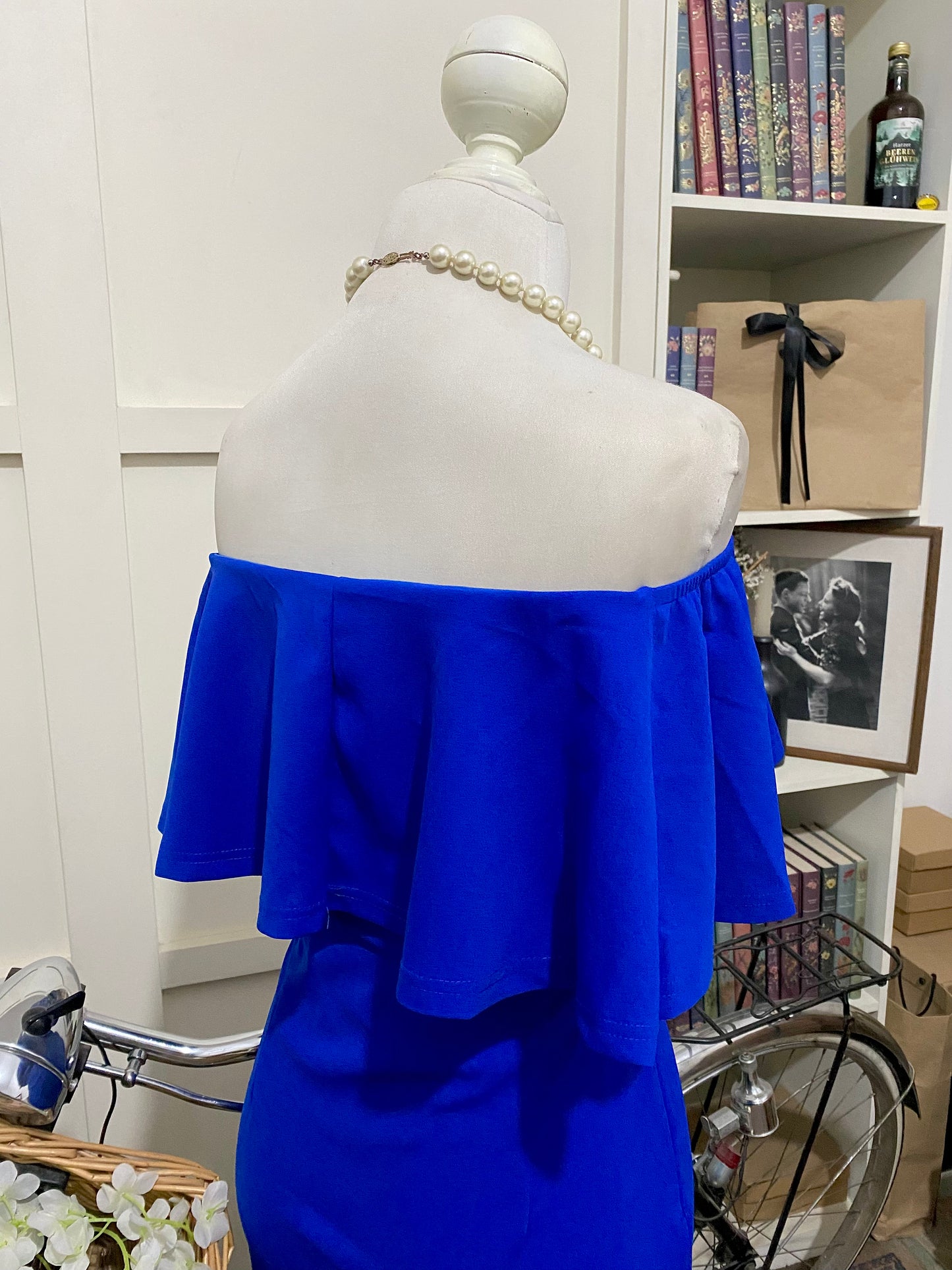 Vestido midi ajustado azul rey o real hombros descubiertos