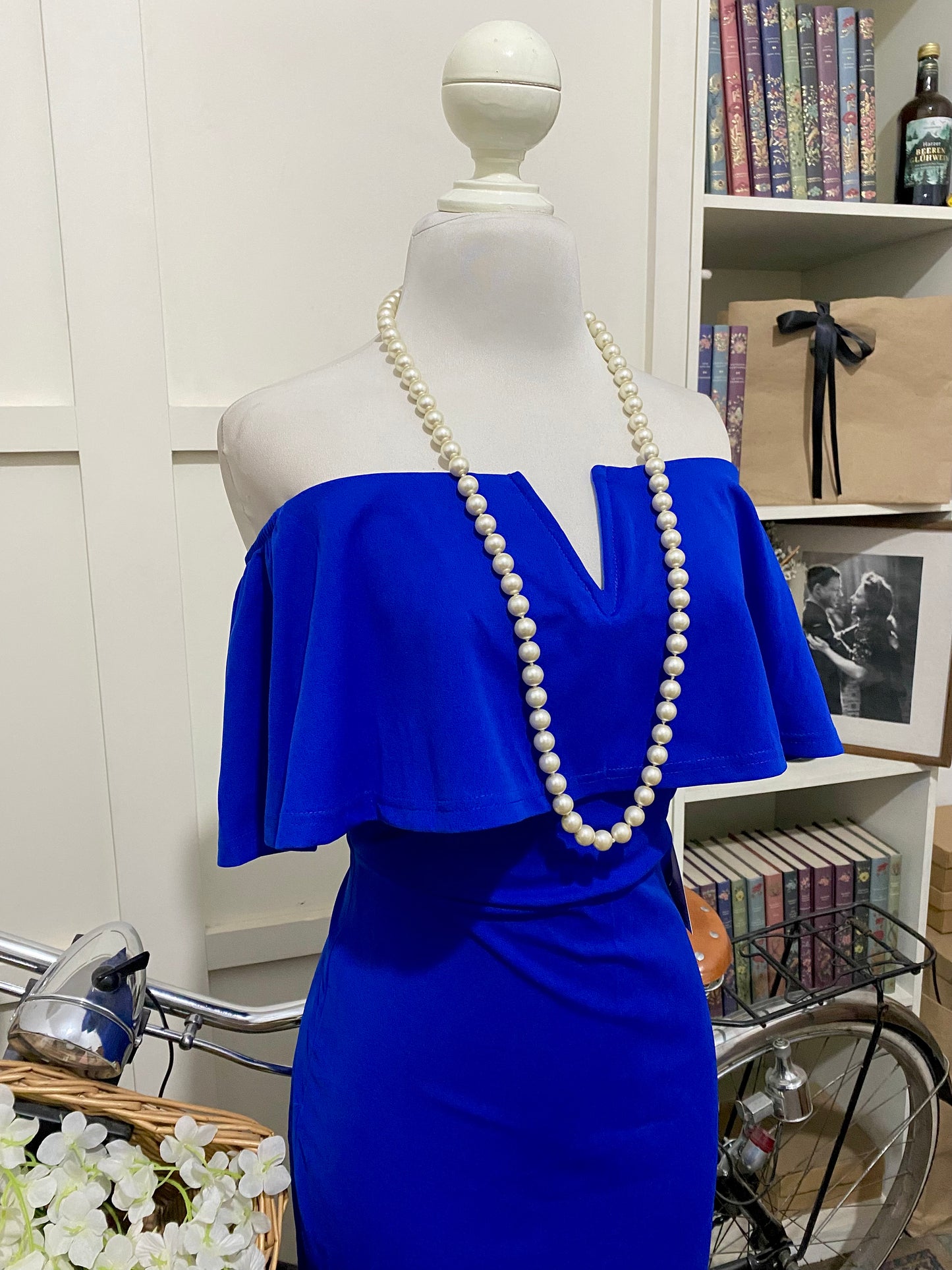 Vestido midi ajustado azul rey o real hombros descubiertos