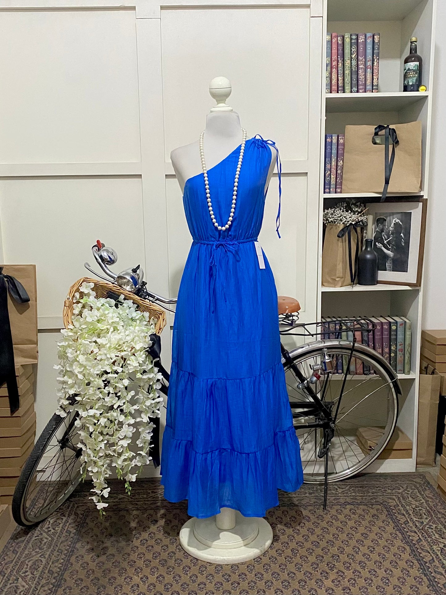 Iztli, vestido midi línea A azul rey o real un hombro