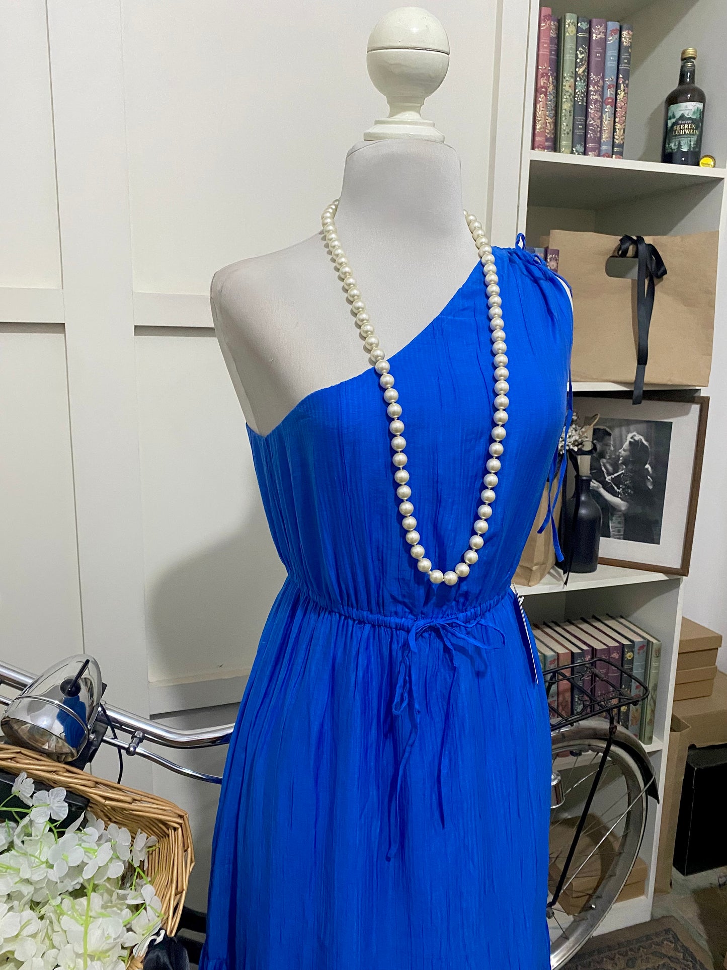 Iztli, vestido midi línea A azul rey o real un hombro