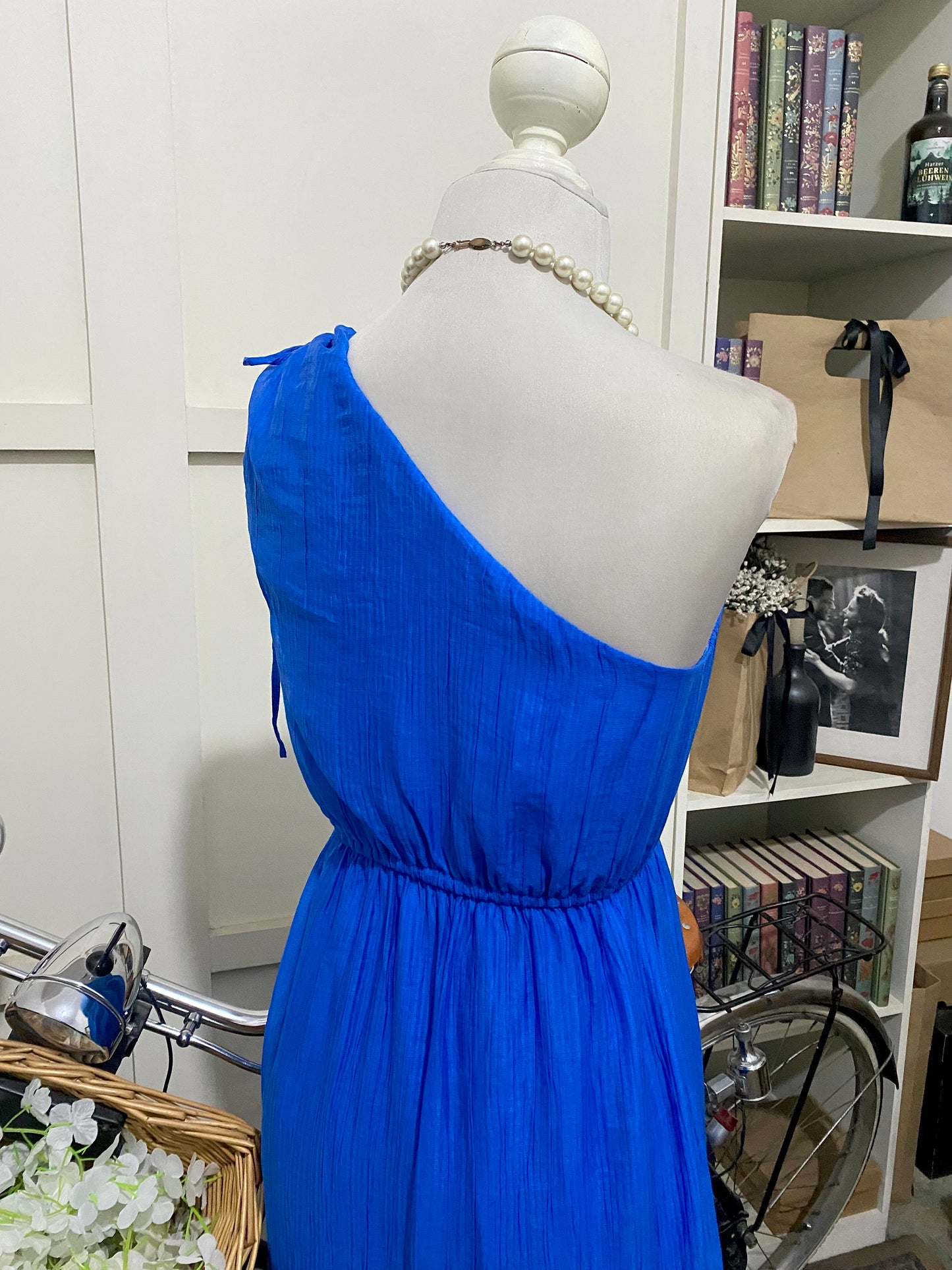 Iztli, vestido midi línea A azul rey o real un hombro