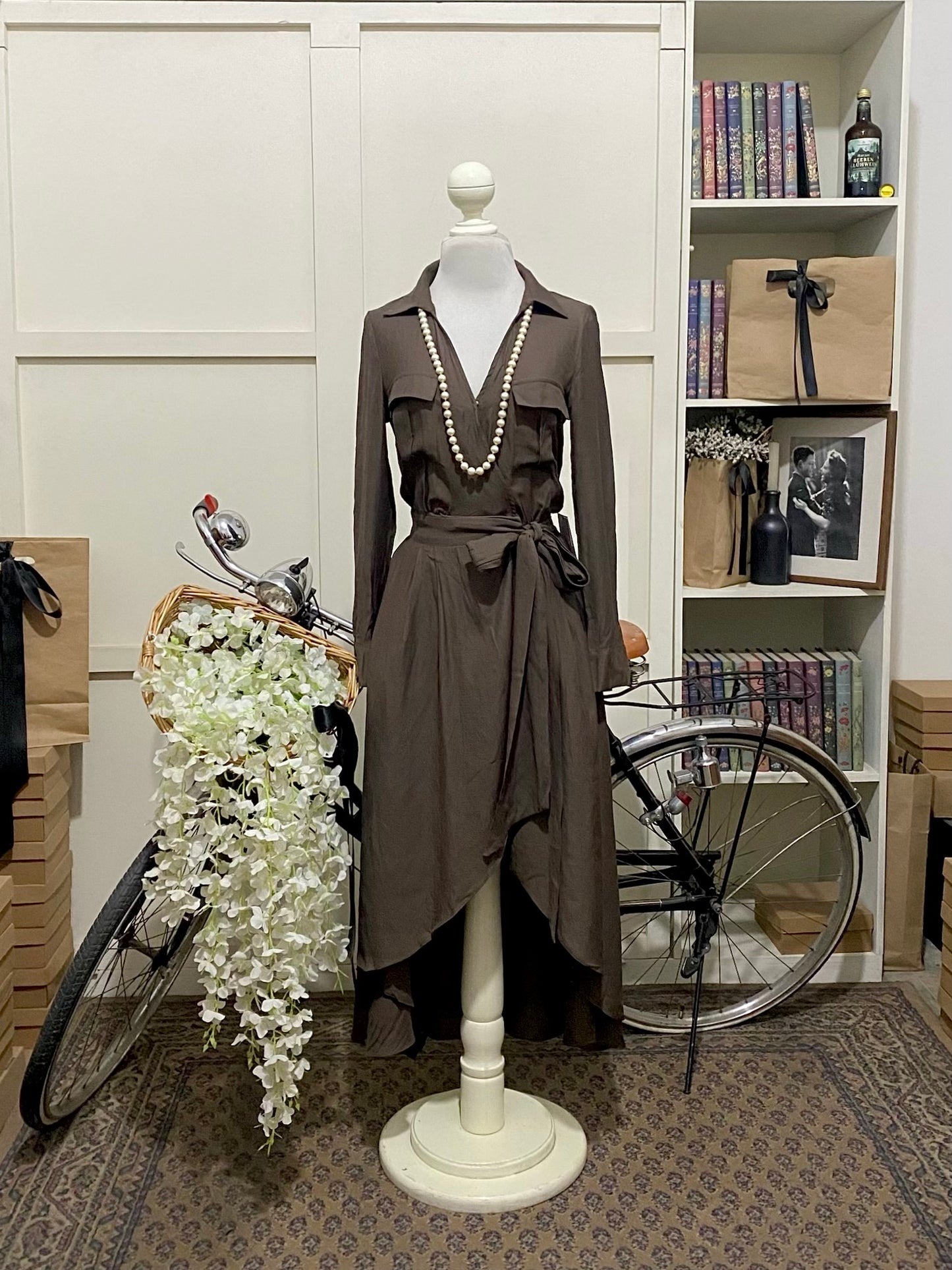 Edda, vestido midi línea A café manga larga