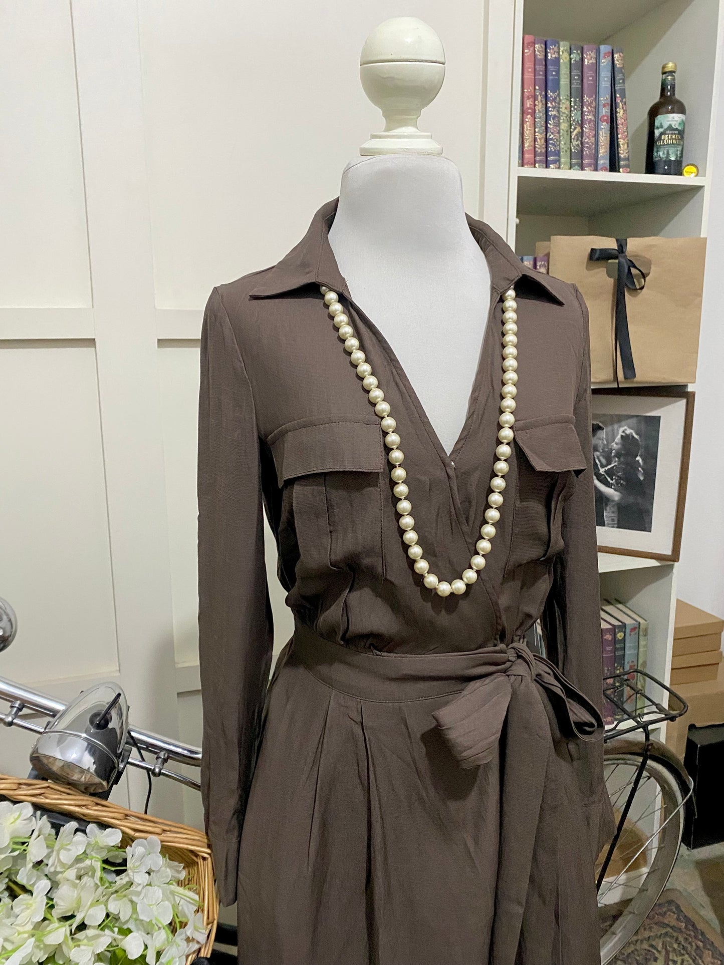 Edda, vestido midi línea A café manga larga