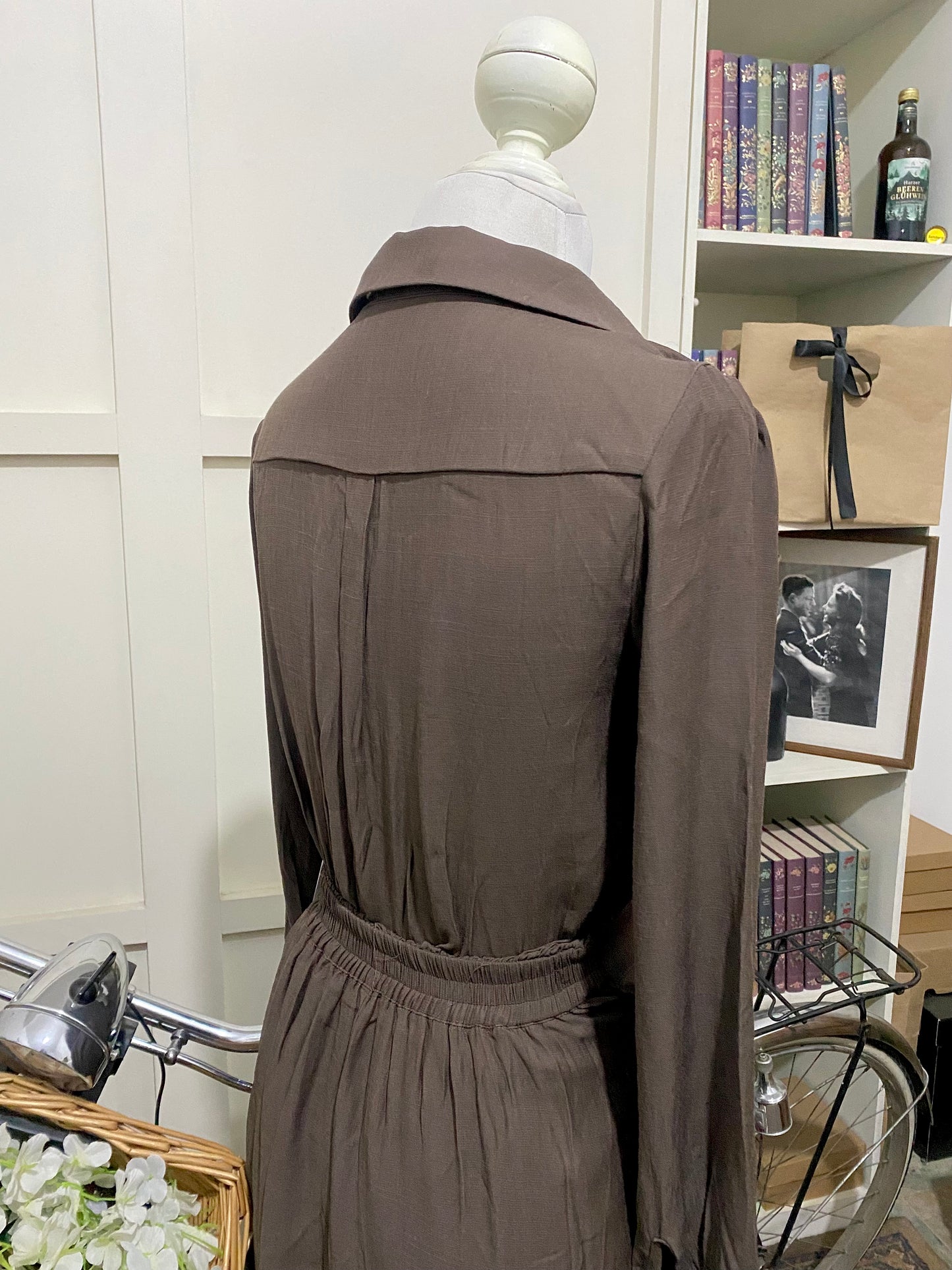 Edda, vestido midi línea A café manga larga