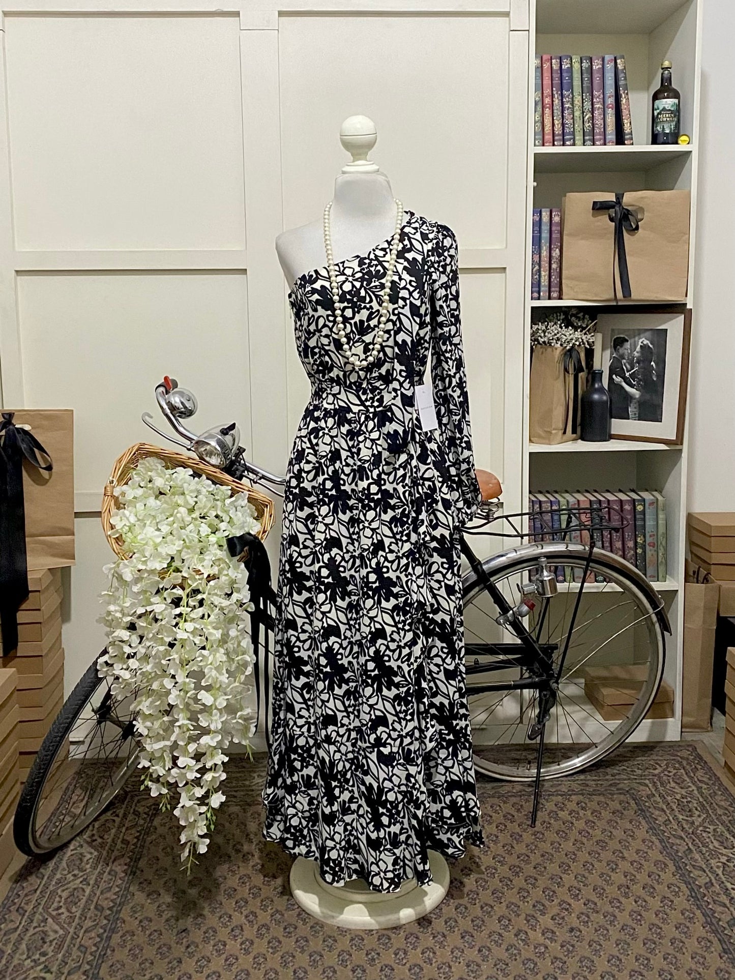 Fadia, vestido largo línea A blanco flores una manga larga