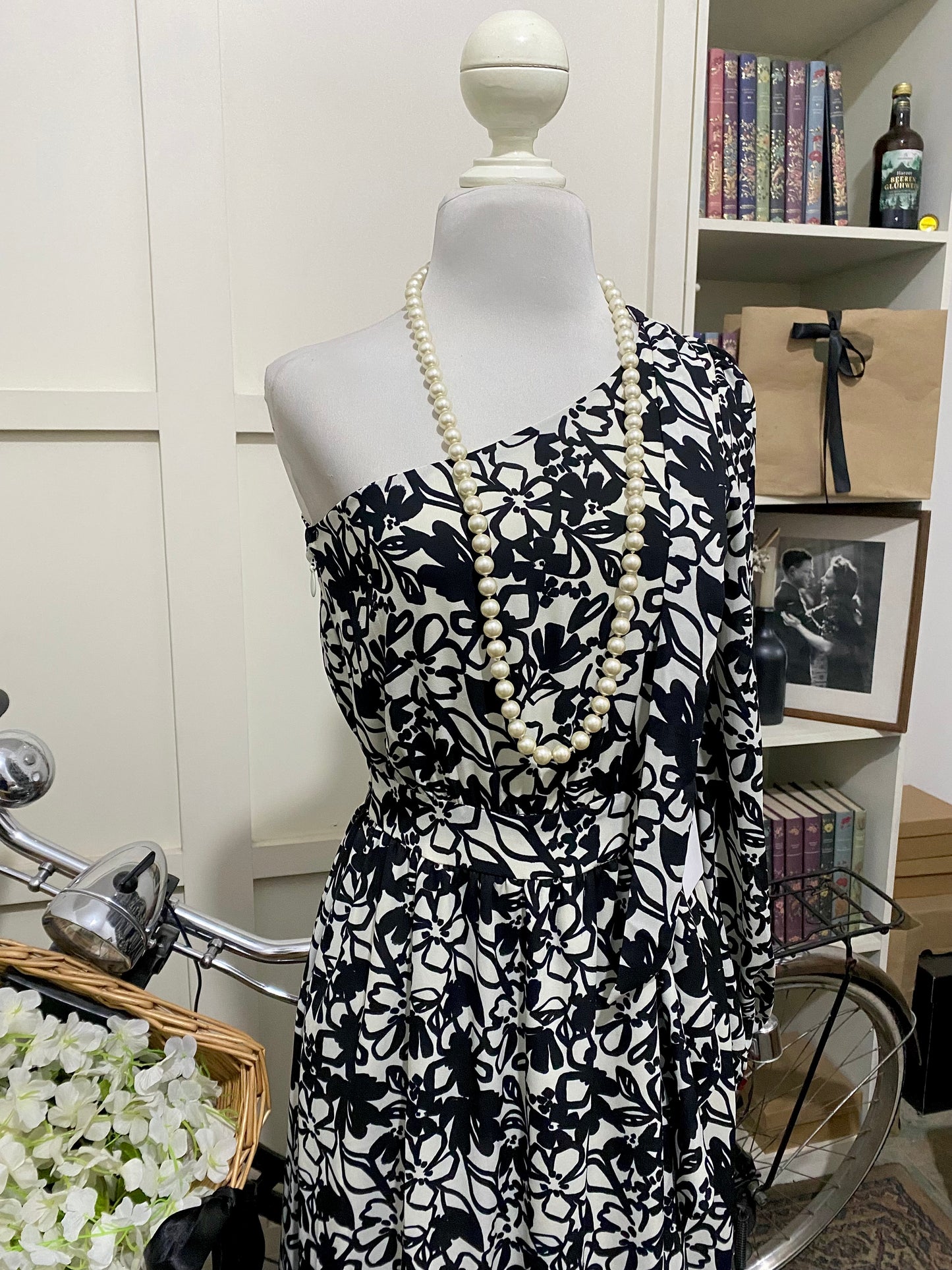 Fadia, vestido largo línea A blanco flores una manga larga