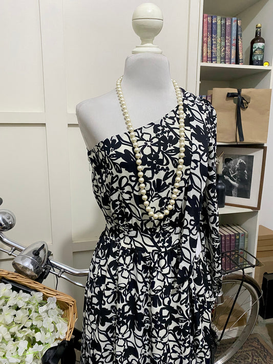 Fadia, vestido largo línea A blanco flores una manga larga