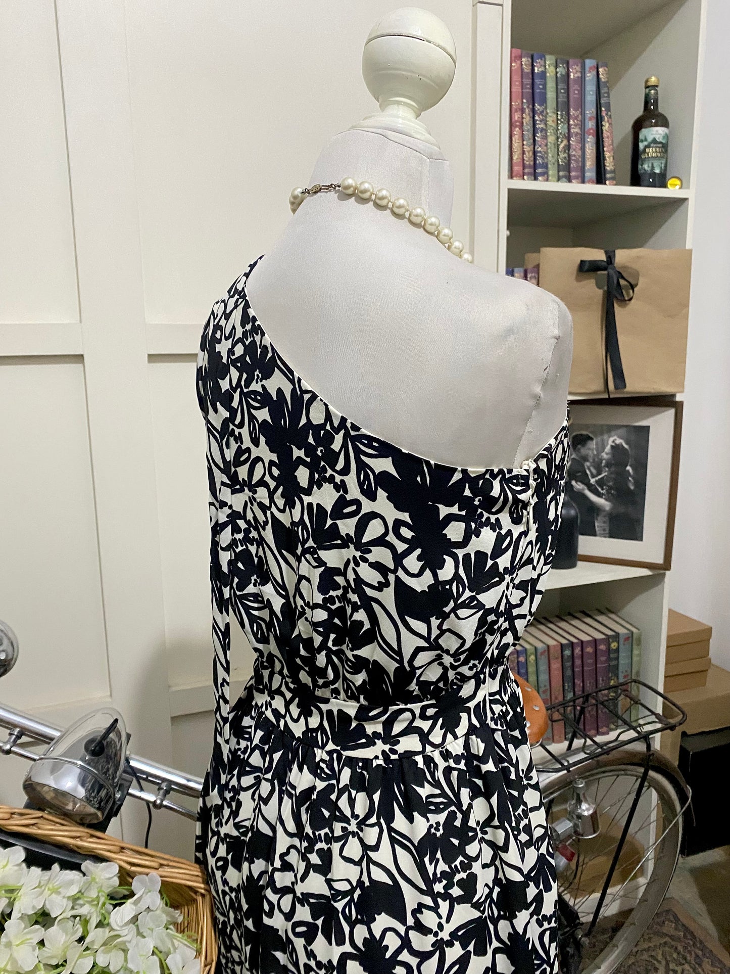 Fadia, vestido largo línea A blanco flores una manga larga