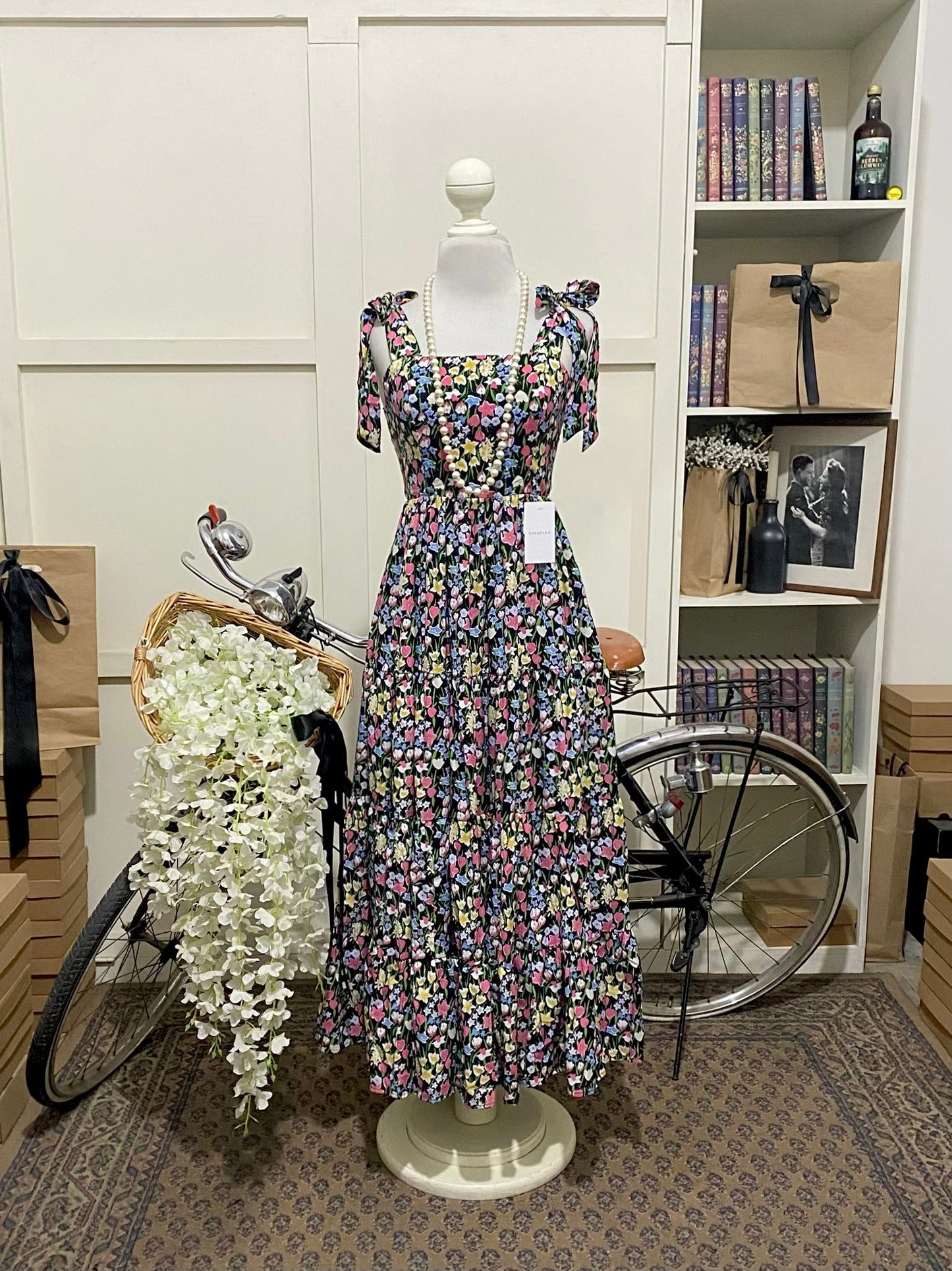 Esperanza, vestido midi línea A negro flores tirantes