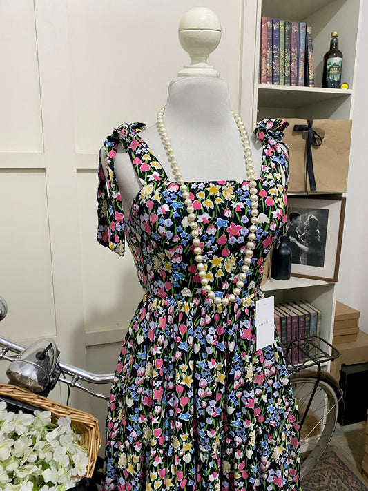 Esperanza, vestido midi línea A negro flores tirantes