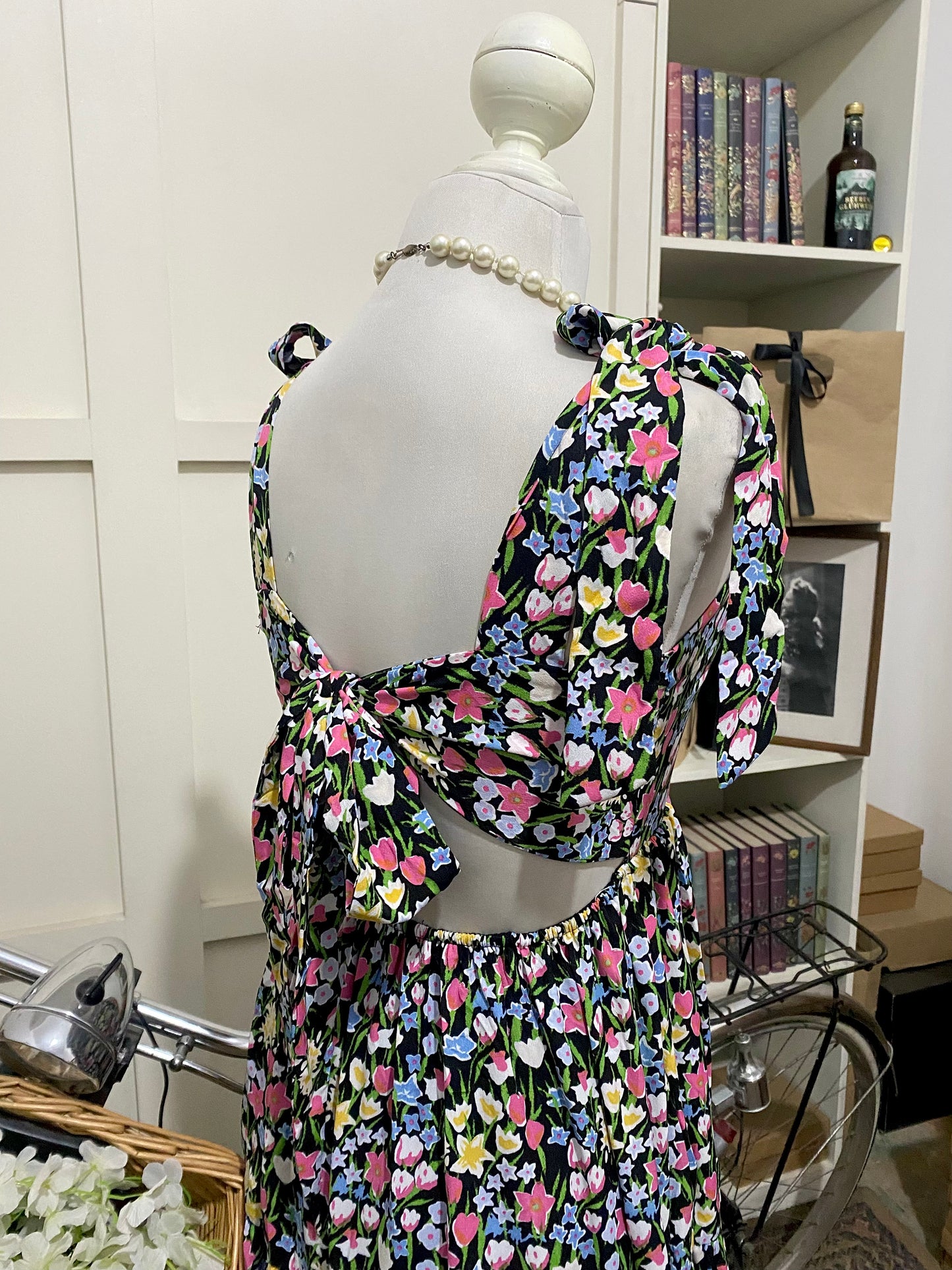 Esperanza, vestido midi línea A negro flores tirantes