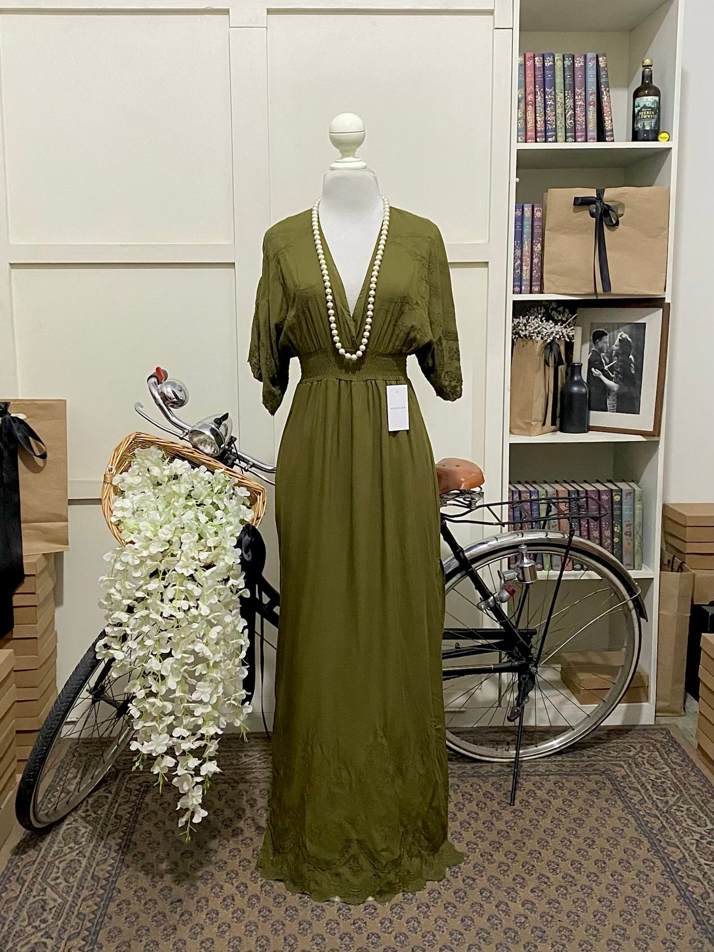 Mayte, vestido largo semi recto verde militar manga corta