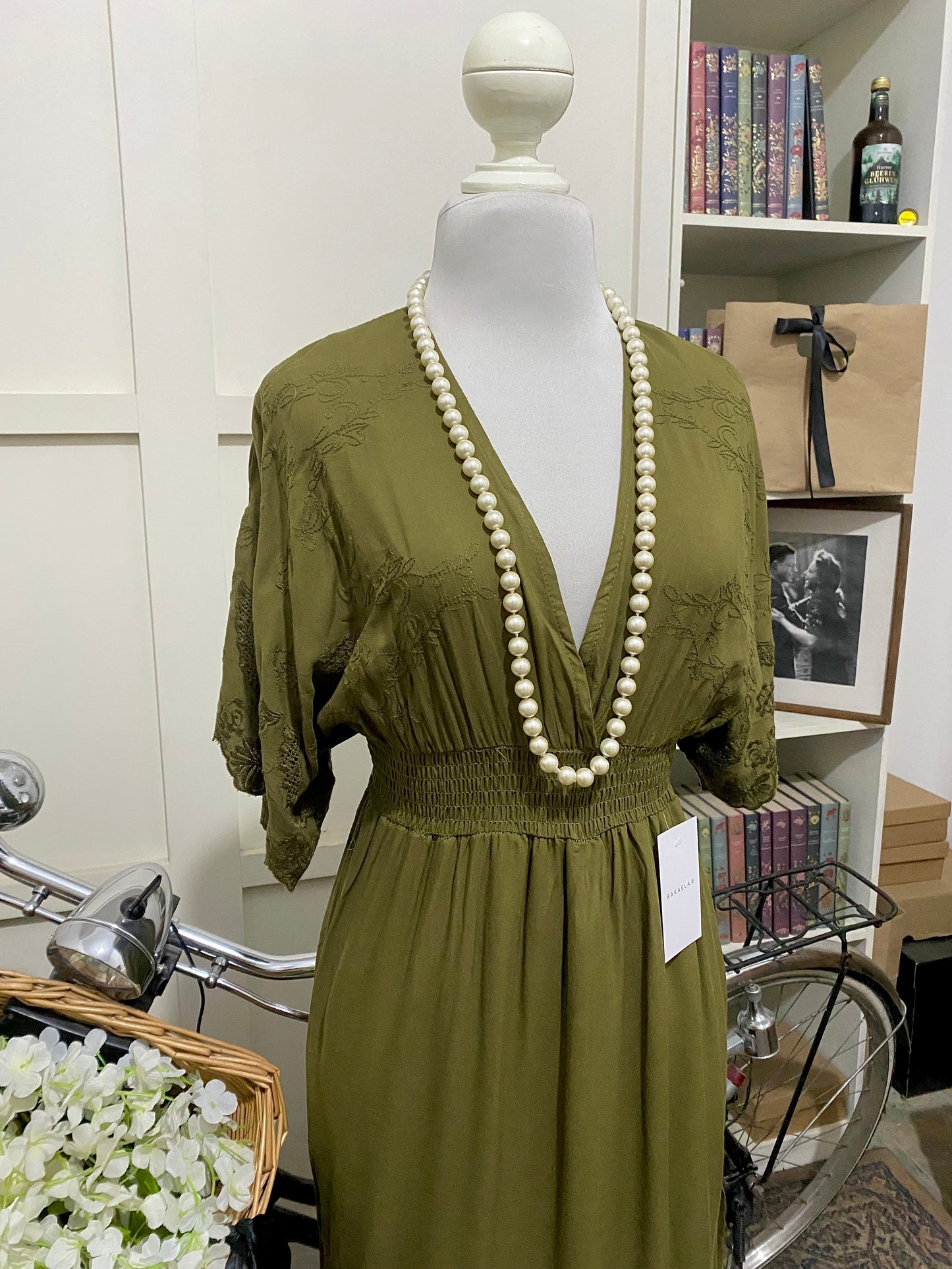 Mayte, vestido largo semi recto verde militar manga corta