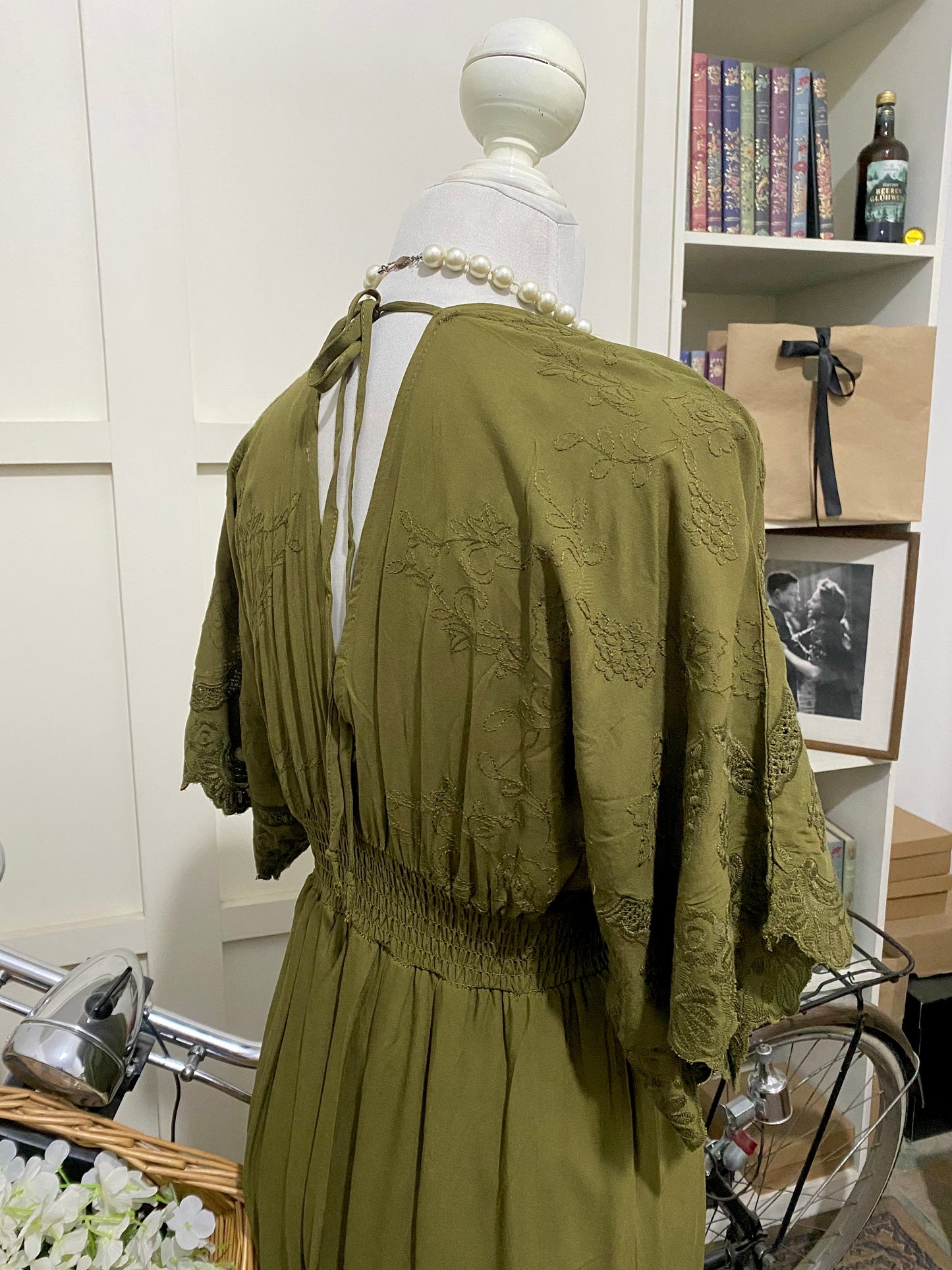 Mayte, vestido largo semi recto verde militar manga corta