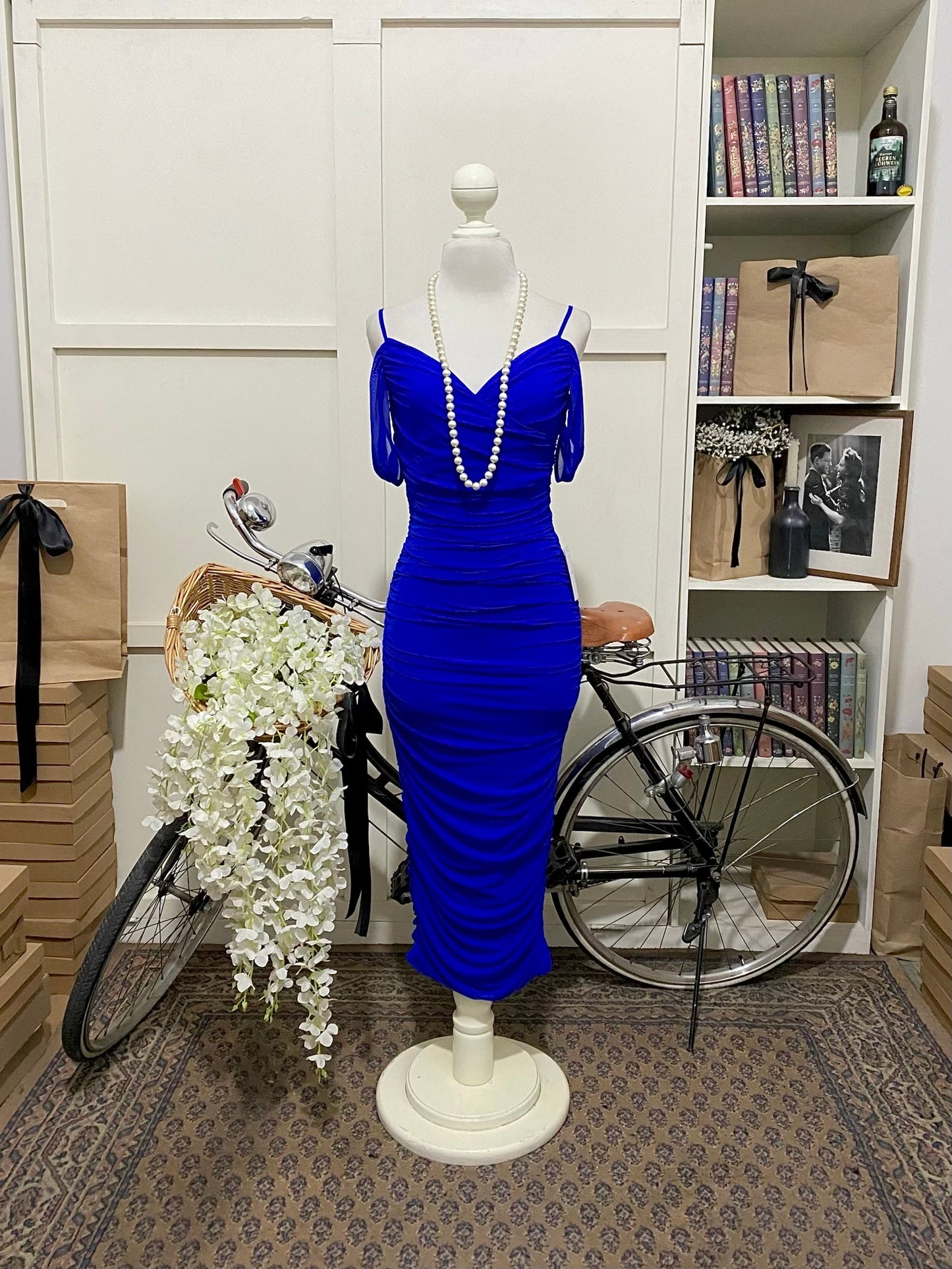 Vestido midi ajustado azul rey o real tirantes manga caída